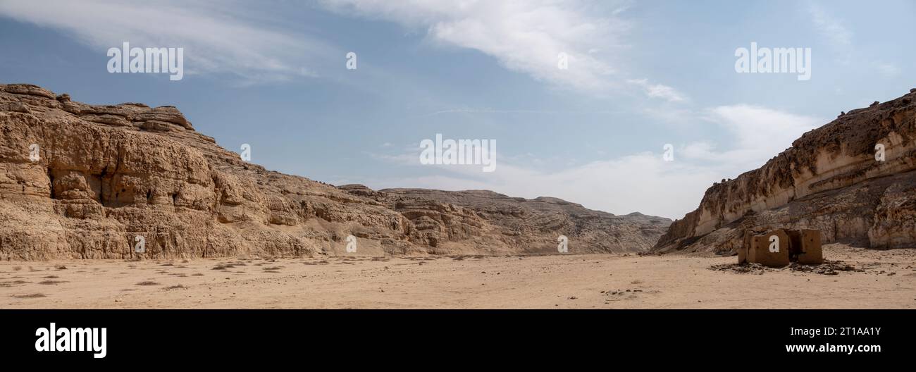 Wadi der in Felsen gehauenen Kapelle der Königin Hatschepsut „Speos Artemidos“, bekannt als Stabl Antar, Mittelägypten Stockfoto