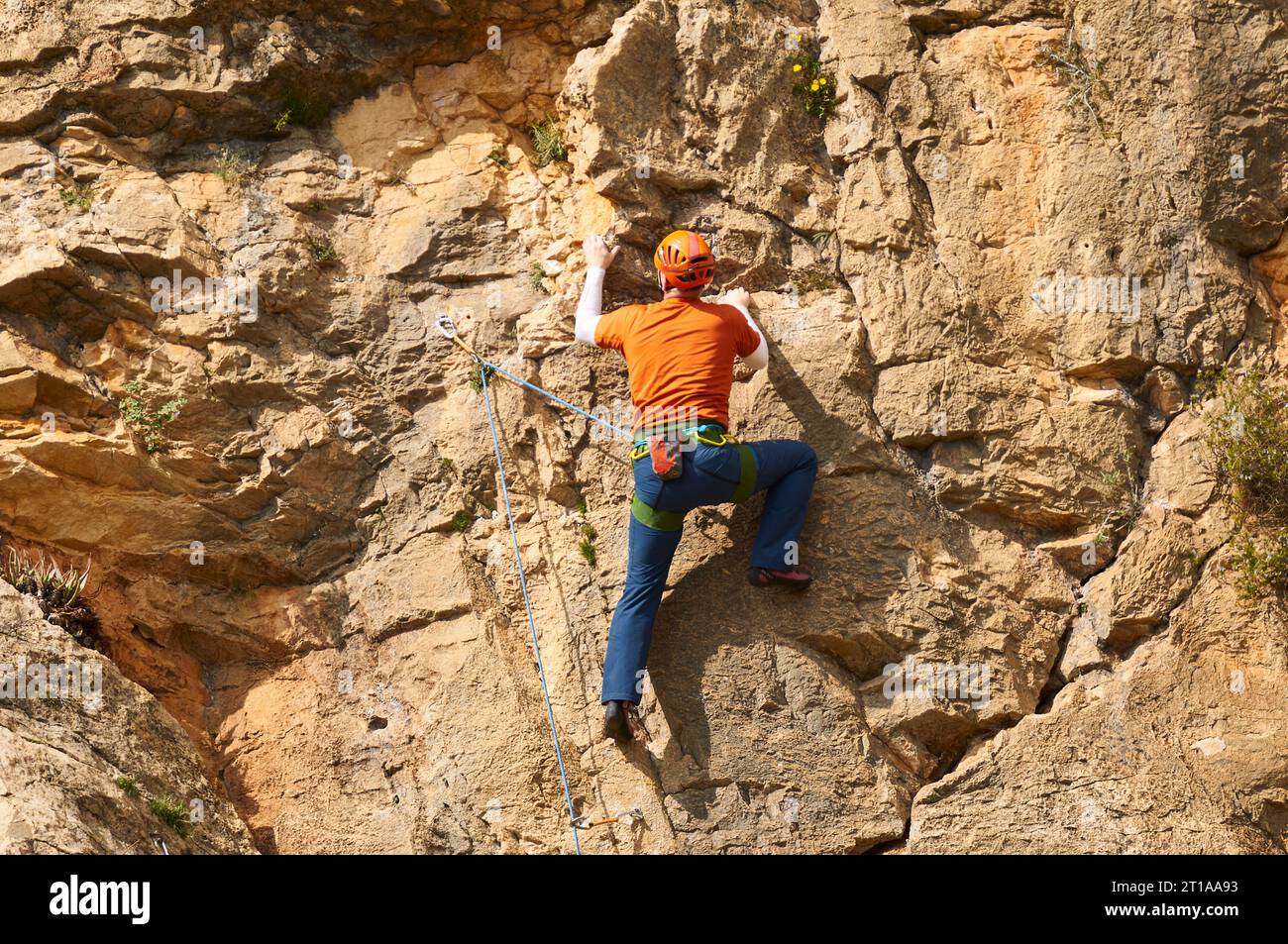 Kletterer beim Sportklettern in Penya Roja, einer berühmten und sehr beliebten natürlichen Felswände (Llíber, Vall de Pop Valley, Marina Alta, Alicante, Spanien) Stockfoto