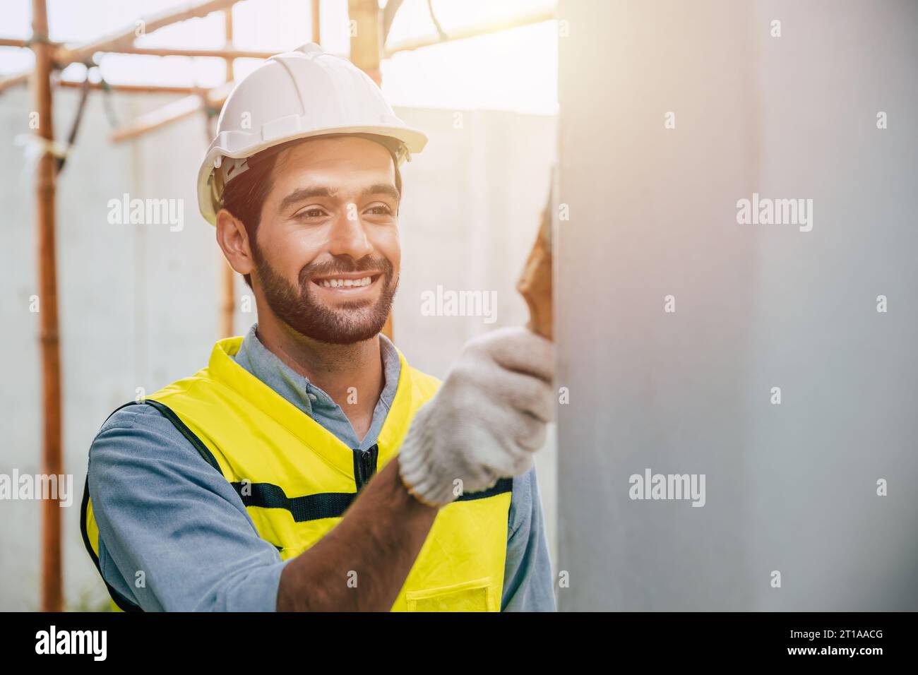 Arbeiter männlich Malerei Wand Farbe Haus renovieren glücklich lächelnd Genießen Sie die Arbeit Stockfoto