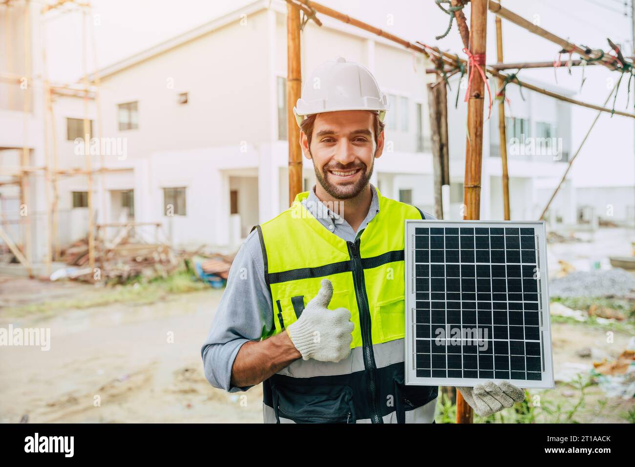 Der Ingenieur ist zufrieden mit dem Solarmodul, um Energie zu sparen Empfohlen für den modernen Wohnbau Stockfoto