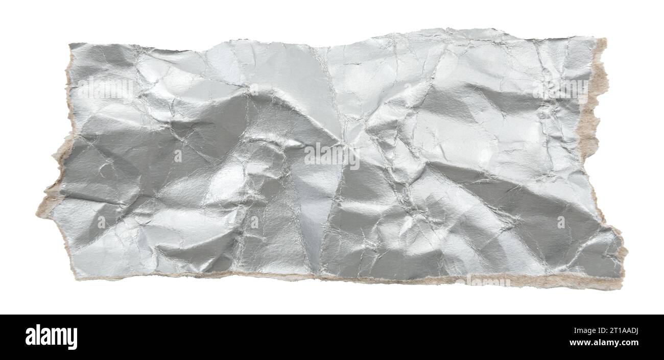 Ein Stück zerknittertes Silberpapier mit Falten und Falten auf weißem Hintergrund. Zerrissenes Papier oder Karton Stockfoto