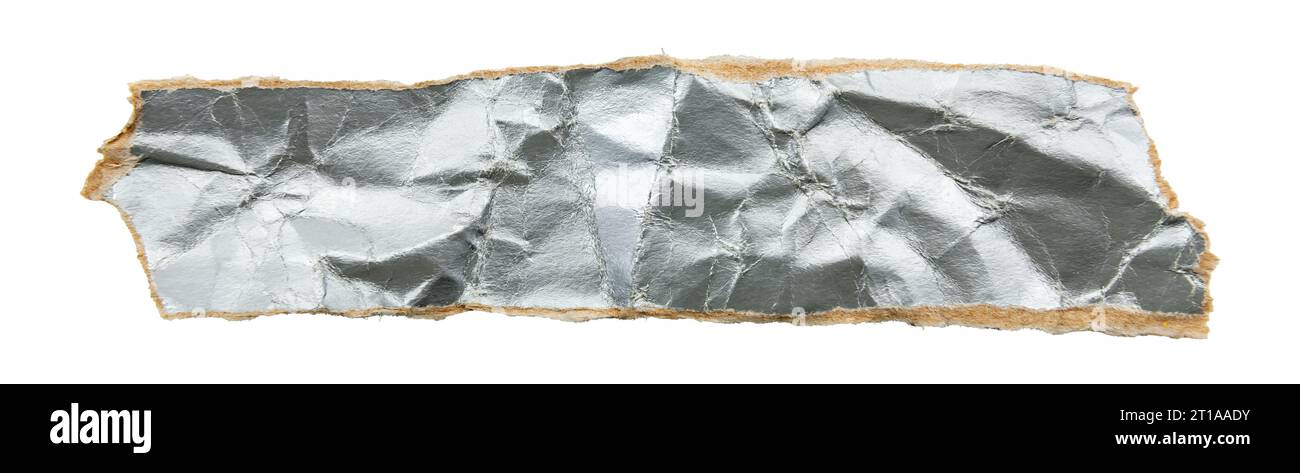 Ein Stück zerknittertes Silberpapier mit Falten und Falten auf weißem Hintergrund. Zerrissenes Papier oder Karton Stockfoto