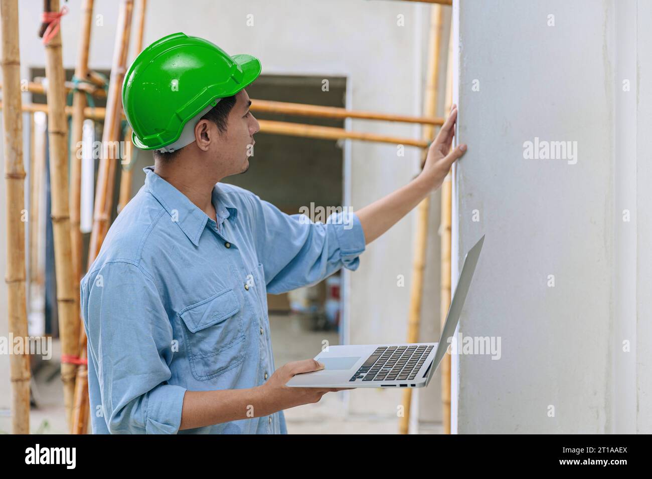 Sicherheitsbeauftragter der Ingenieure prüfen die Qualität des Gebäudes. Quality Control-Team für Baustellenprojekte. Stockfoto