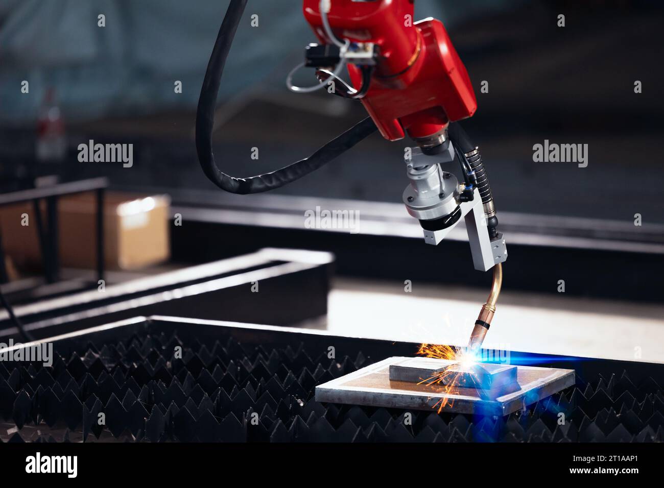 Nahaufnahme Roboter Arm Metall Argon Schweißmaschine Arbeit. Robotertechnik in der wertvollen Automatisierungs- und Fertigungsindustrie Stockfoto