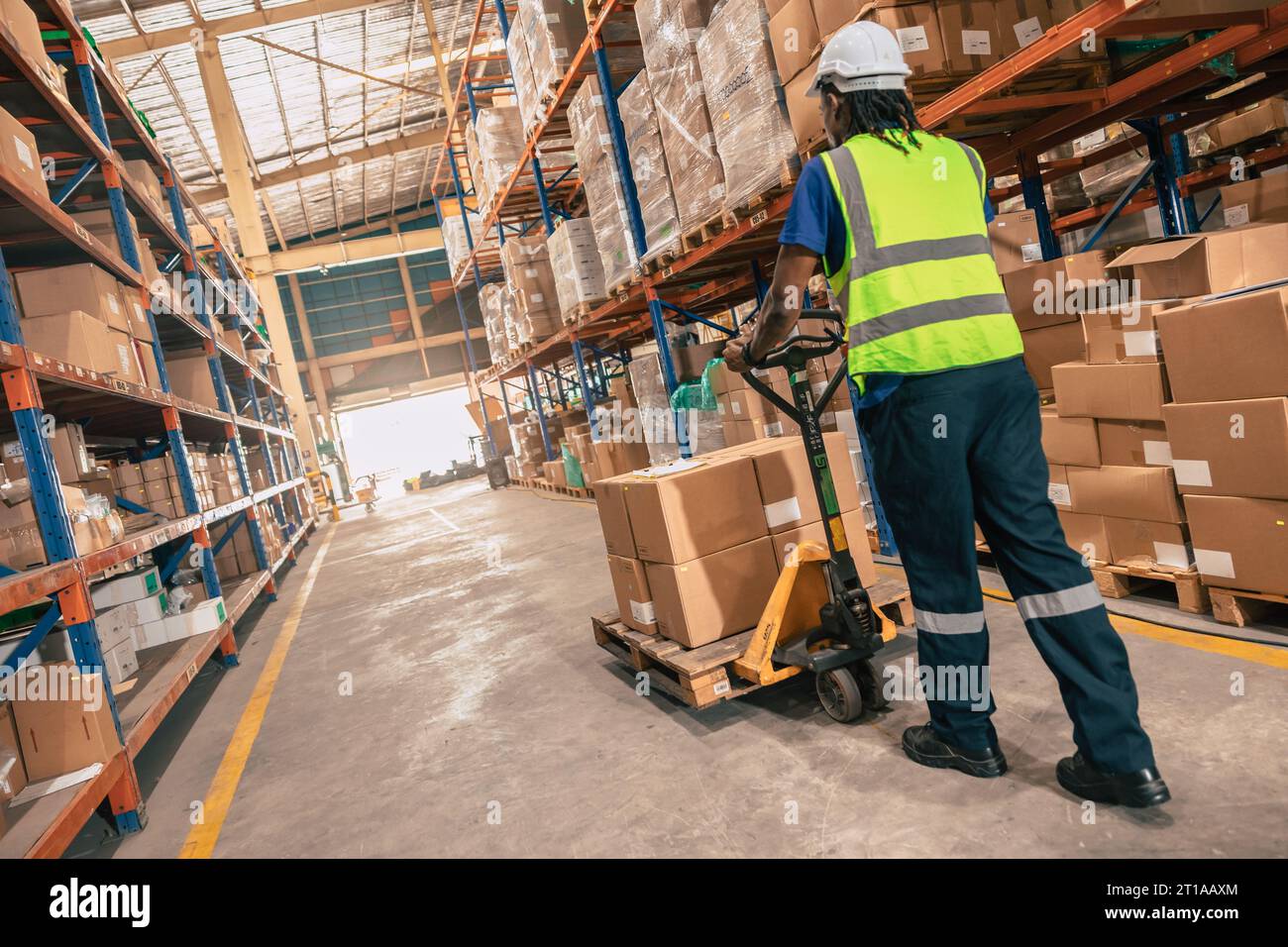 Lagermitarbeiter laden bewegliche Pakete zur Lieferung, Versand, Import-Export-Waren im Arbeitsbereich des Regallagers. Stockfoto