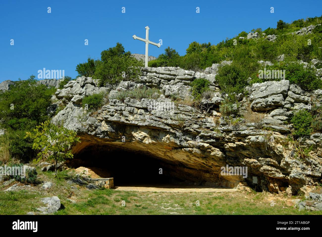 orthodoxes weißes Kreuz auf einer Höhle im Kloster Zavala, Bosnien und Herzegowina Stockfoto