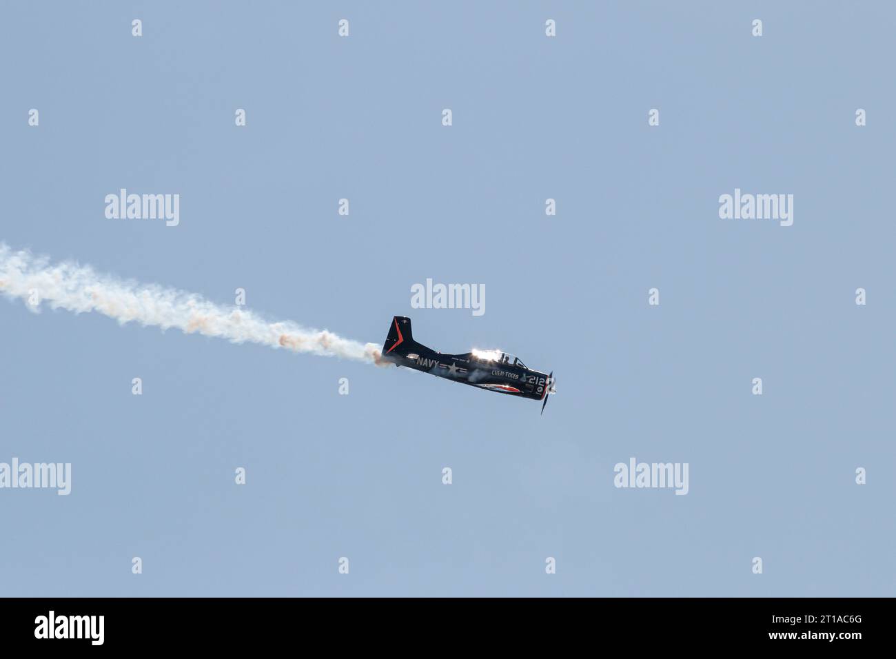 Kunstflugzeuge führen Manöver am Himmel durch, Berlin, Deutschland Stockfoto