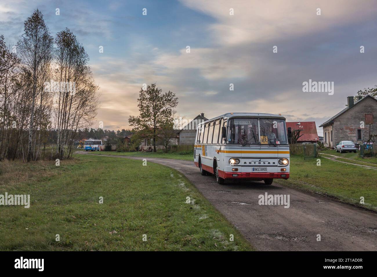 31.10.2017. Polen, Domatków. Autosan H9 verlässt das Busdepot, um die örtliche Schule zu bedienen. Stockfoto