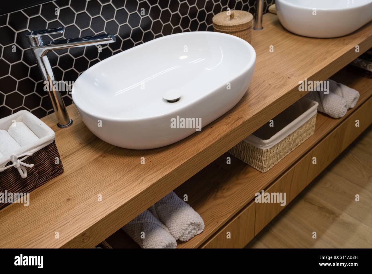 Waschbecken im Badezimmer eines modernen Hauses Stockfoto