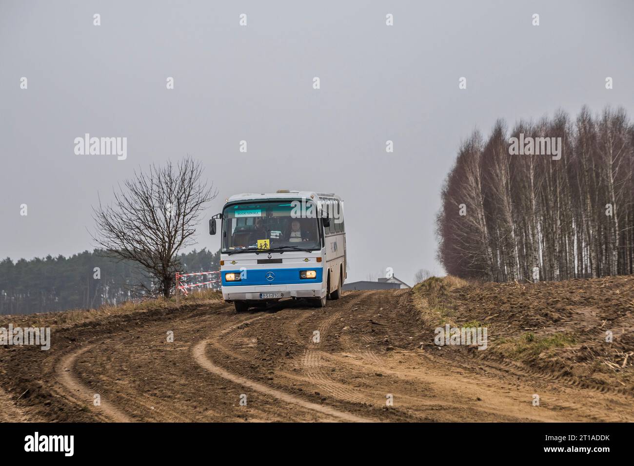 15.02.2023. Polen, Jakubowskie. Mercedes O303 von PKS Nova, Depot in Siemiatycze, der Schule in der Gemeinde Boćki dient. Stockfoto