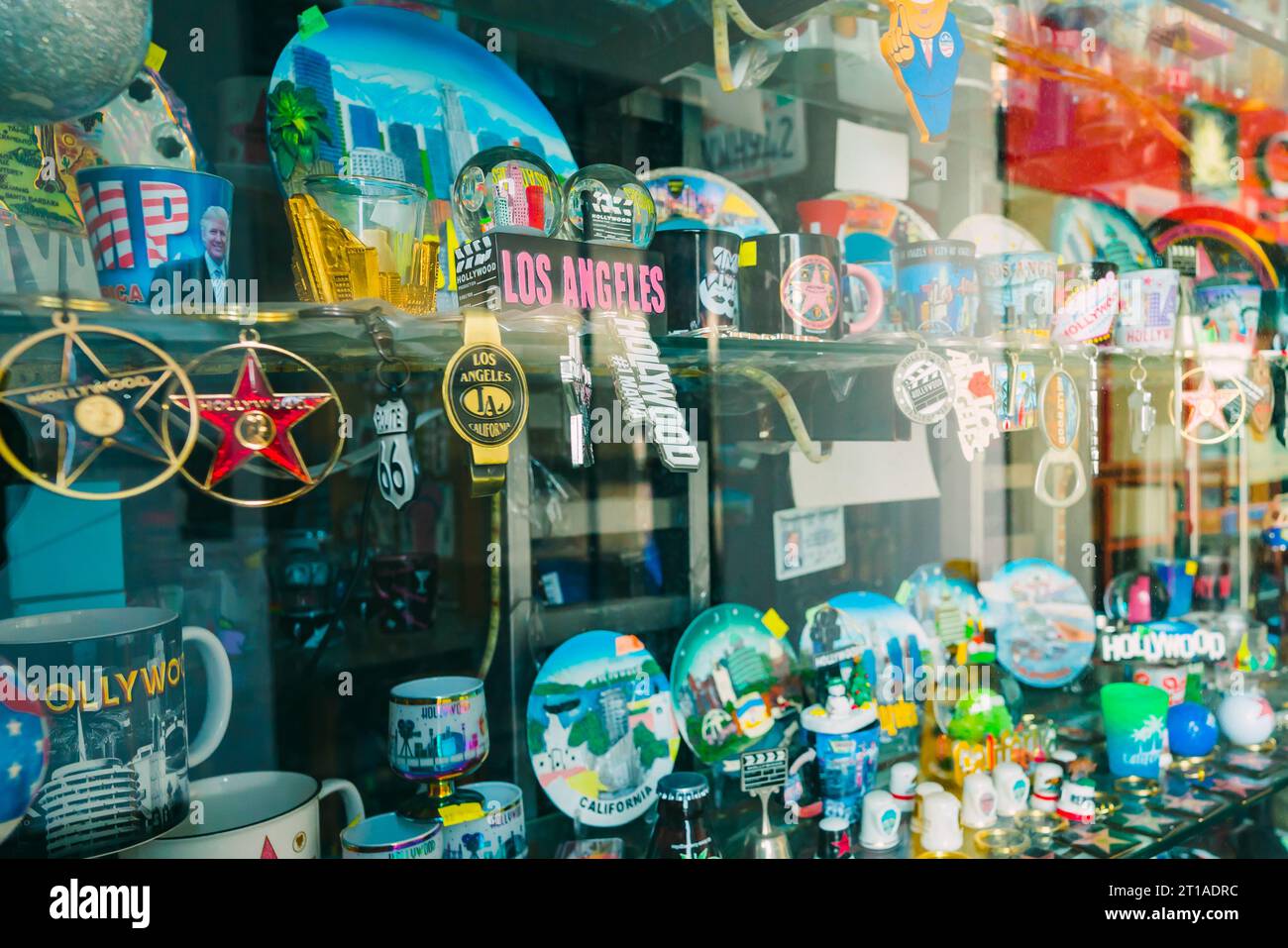 Hollywood, Kalifornien, USA - 26. April 2023. Souvenirs und Geschenke aus Hollywood. In jedem Laden kann man jedes Souvenir kaufen, das mit Hollywood in Verbindung steht Stockfoto