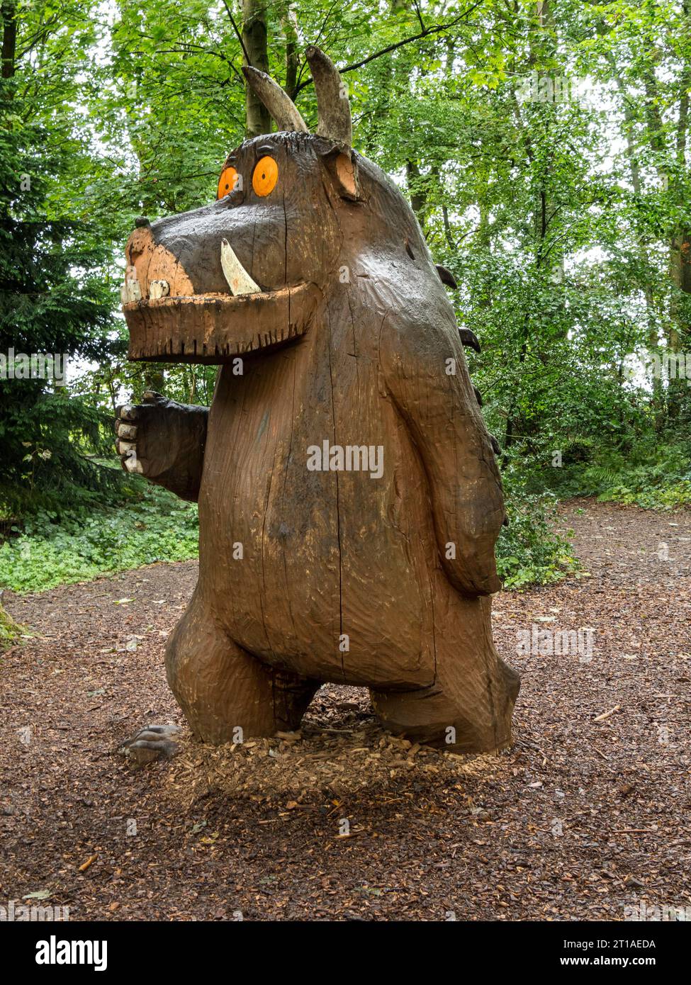 Großen Gruffalo Holzschnitzerei Bildhauerei in Wäldern bei Westonbirt Arboretum, Gloucestershire, England, UK. Stockfoto