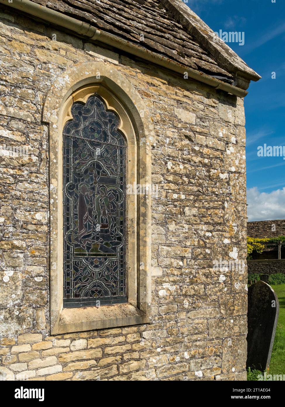 Außenfassade des Kirchenfensters aus Bleiglas in Ozleworth Church, nahe Wotton-under-Edge, Gloucestershire, England, Großbritannien Stockfoto