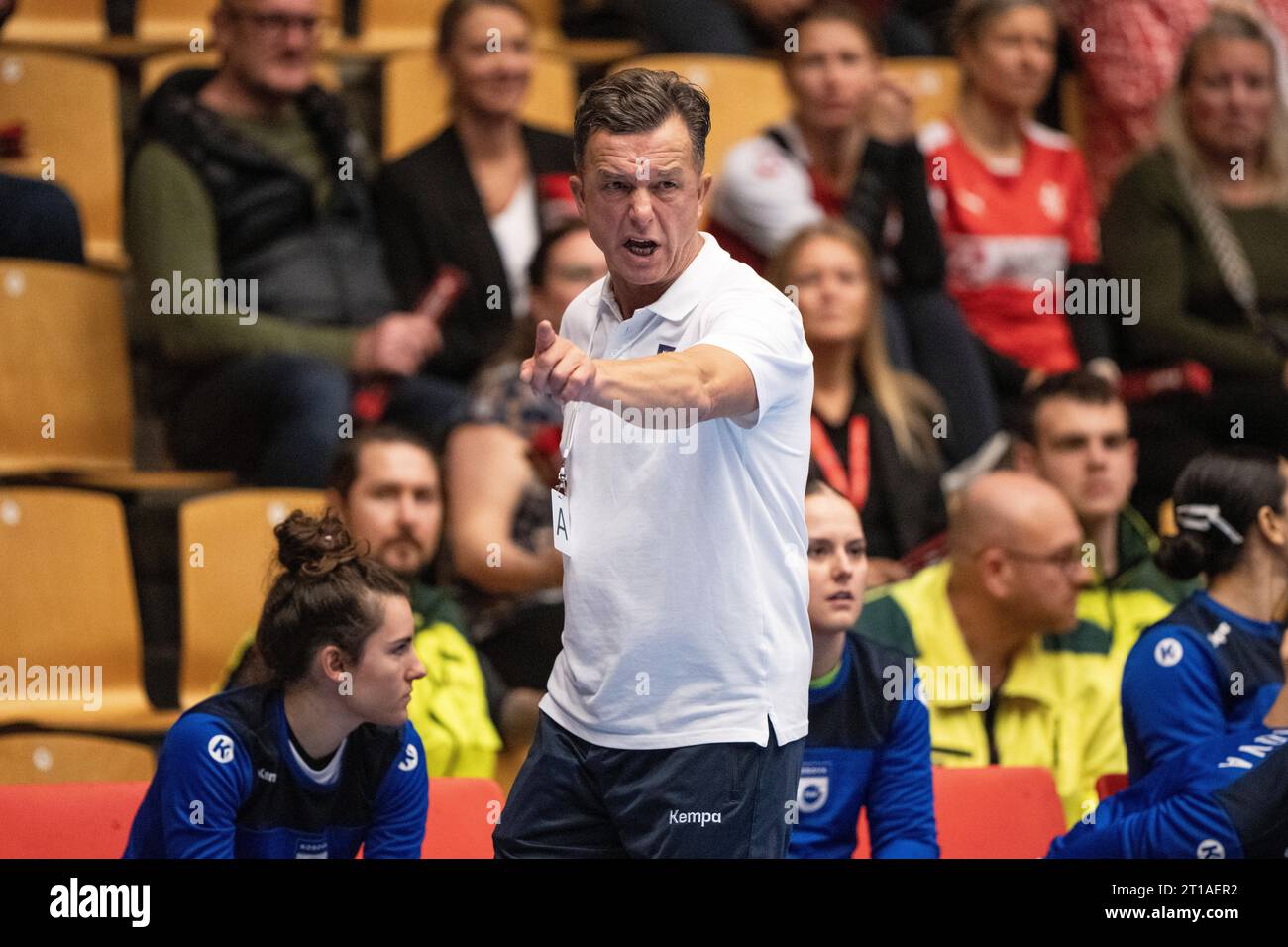 Forum Horsens, Dänemark, 12. Oktober 2023. Kosovo-Trainer Agron Shabani reagiert beim Handballspiel der Europameisterschaft Dänemark gegen Kosovo im Forum Horsens, Dänemark, 12. Oktober 2023. Stockfoto