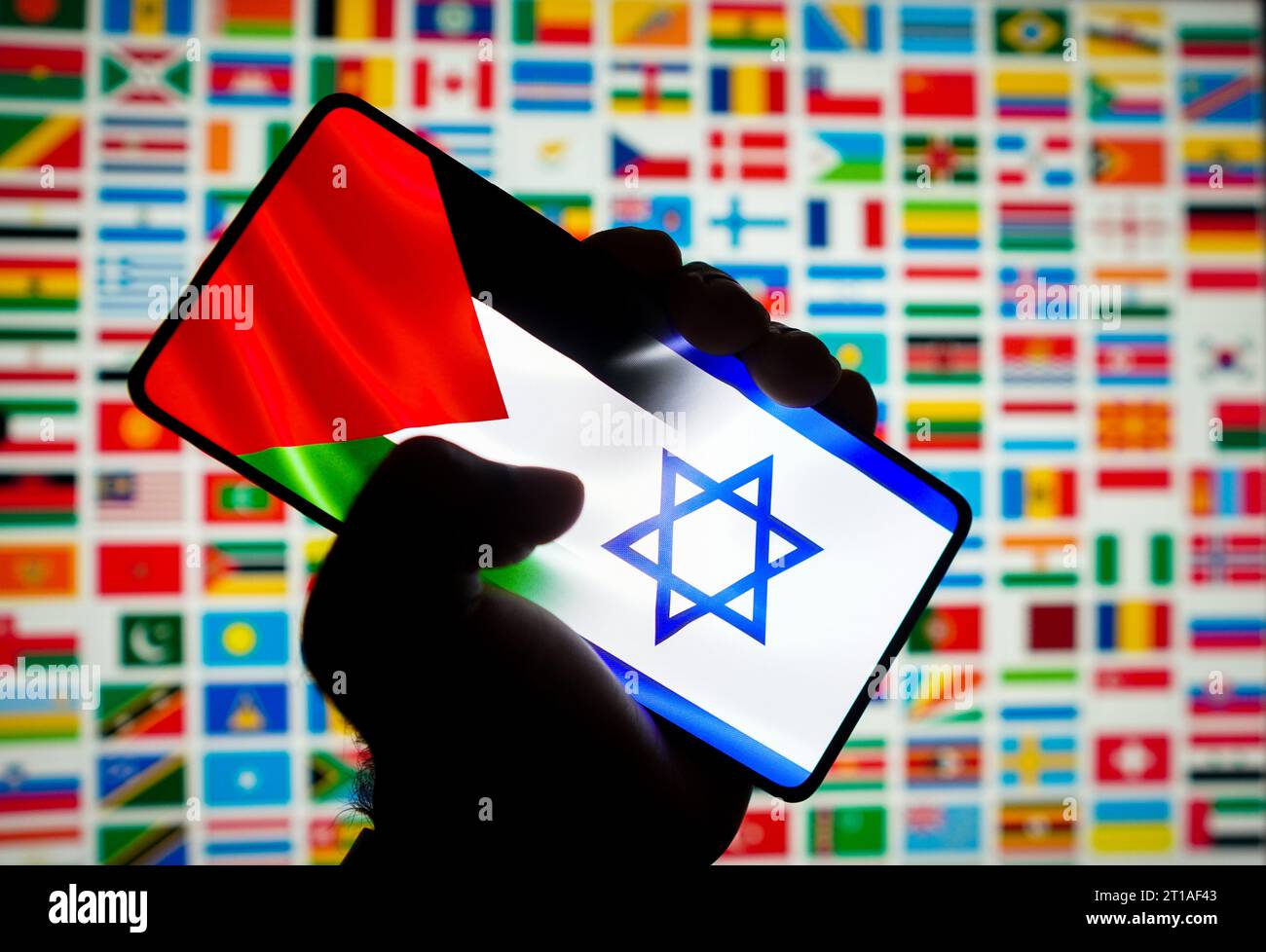 Brasilien. Oktober 2023. In dieser Fotoabbildung wird die Flagge Israels und Palästinas auf einem Smartphone-Bildschirm und im Hintergrund die Flaggen mehrerer Länder angezeigt. (Credit Image: © Rafael Henrique/SOPA Images via ZUMA Press Wire) NUR REDAKTIONELLE VERWENDUNG! Nicht für kommerzielle ZWECKE! Stockfoto