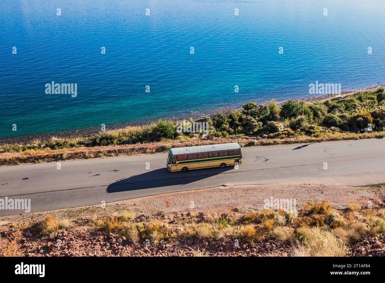 25.09.2023. Kirgisistan, Straße entlang Issyk Kul. Setra S215HD von Bischkek nach Karakol. Stockfoto