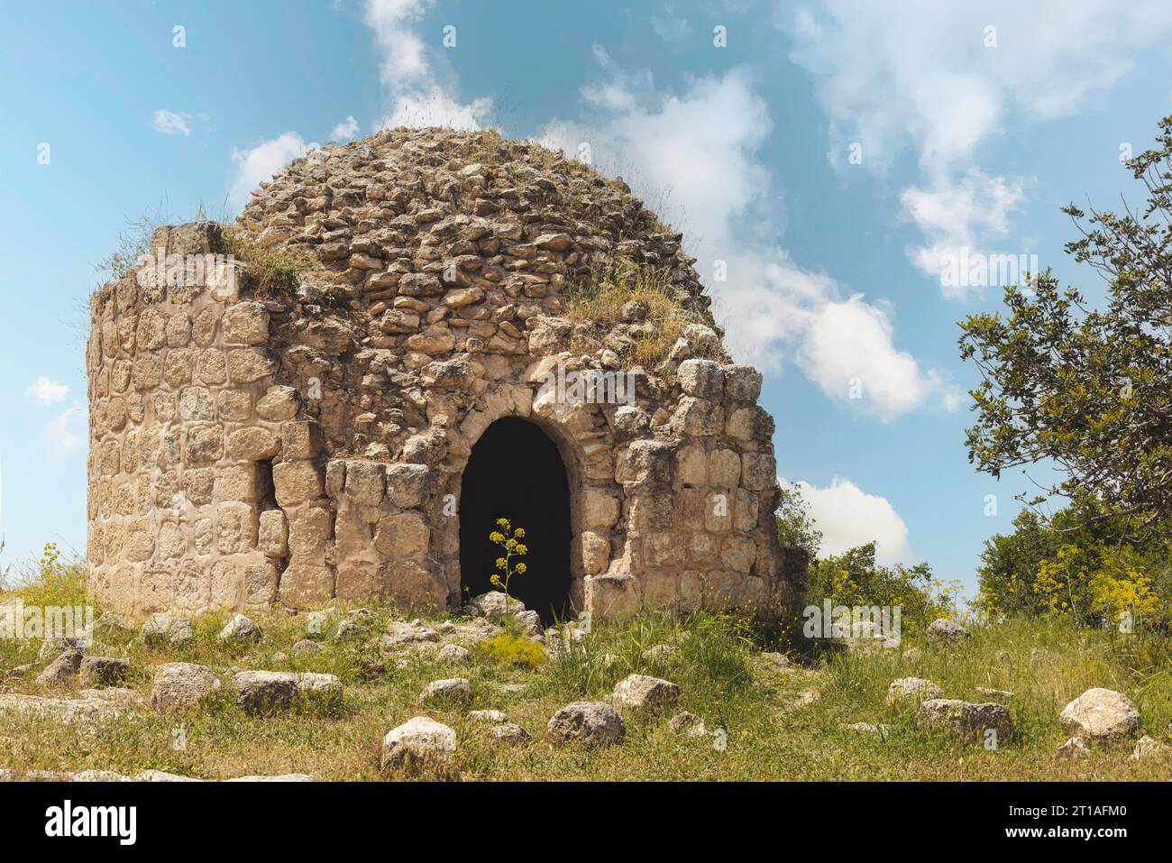 Altes Steinhaus in der Region Beit Jamal Israel 23. April 2022; das Wahrzeichen befindet sich in der Nähe von Beit Shemesh. Stockfoto