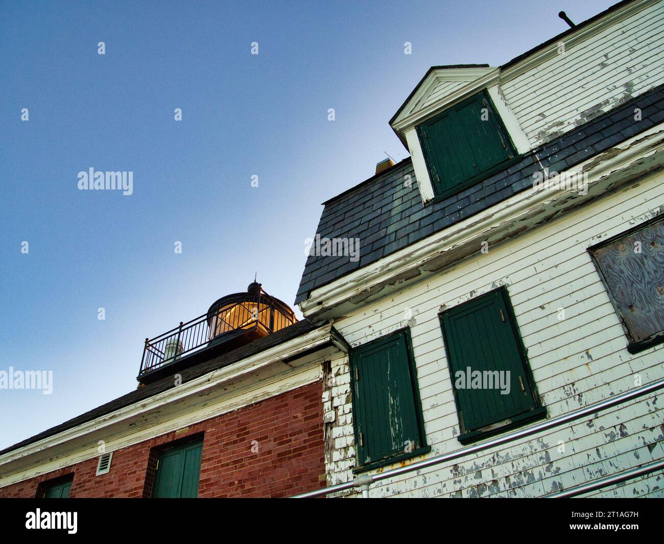 Niederländisches Winkelbild des Rockland Breakwater Lighthouse in Rockland, Maine, mit Dach, Holzverkleidung, Licht, und verschlossen Fenster in der Dämmerung im Herbst. Stockfoto