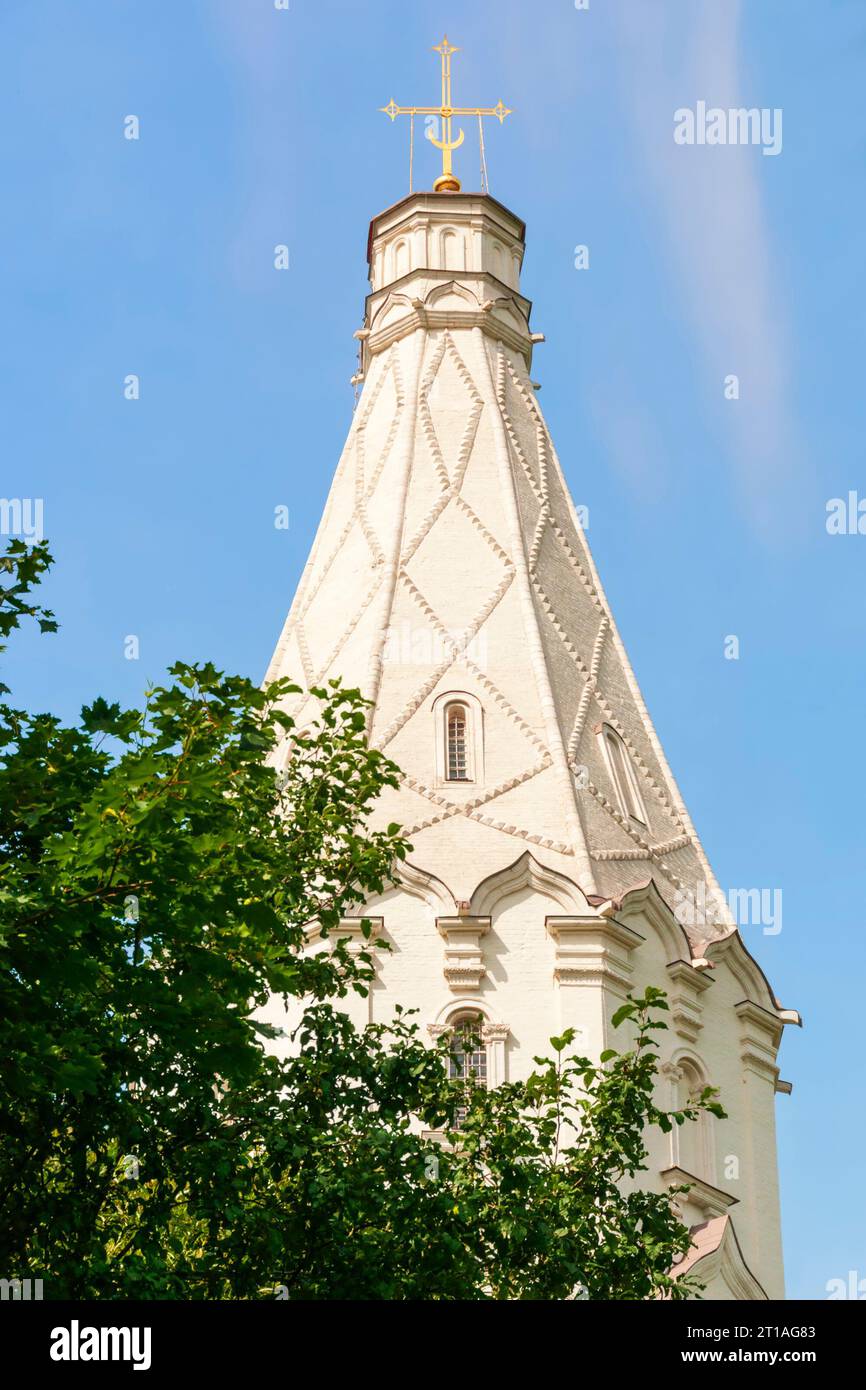 Moskau, Russland - 9. August 2008 - Zeltdach der Himmelfahrtskirche, erbaut im 16. Jahrhundert im Kolomenskoe Museum-Reserve. Der früheste Stein Stockfoto