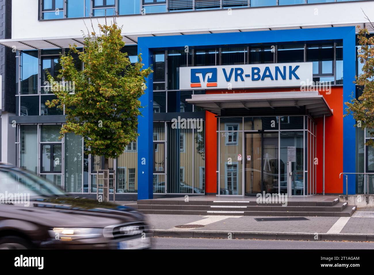 Neuwied, Deutschland - 30. september 2023: Fassade und Schaufenster der deutschen Bank VR-Bank mit Schriftzug und Logo Stockfoto