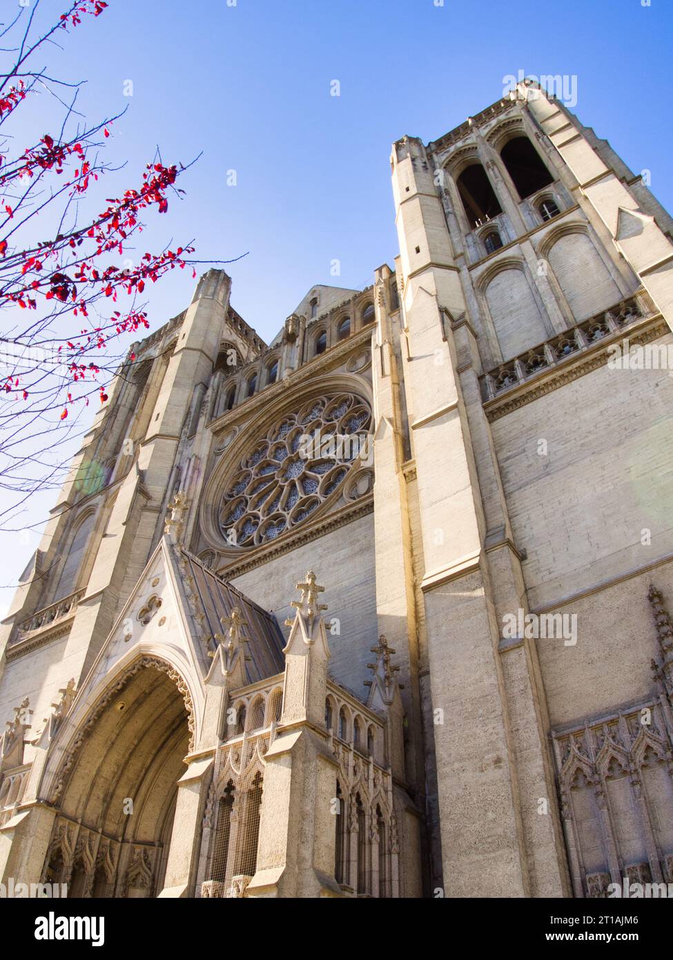 Vor der Grace Cathedral in San Francisco im Dezember, mit roten Blättern an sonnigen Tagen. Stockfoto