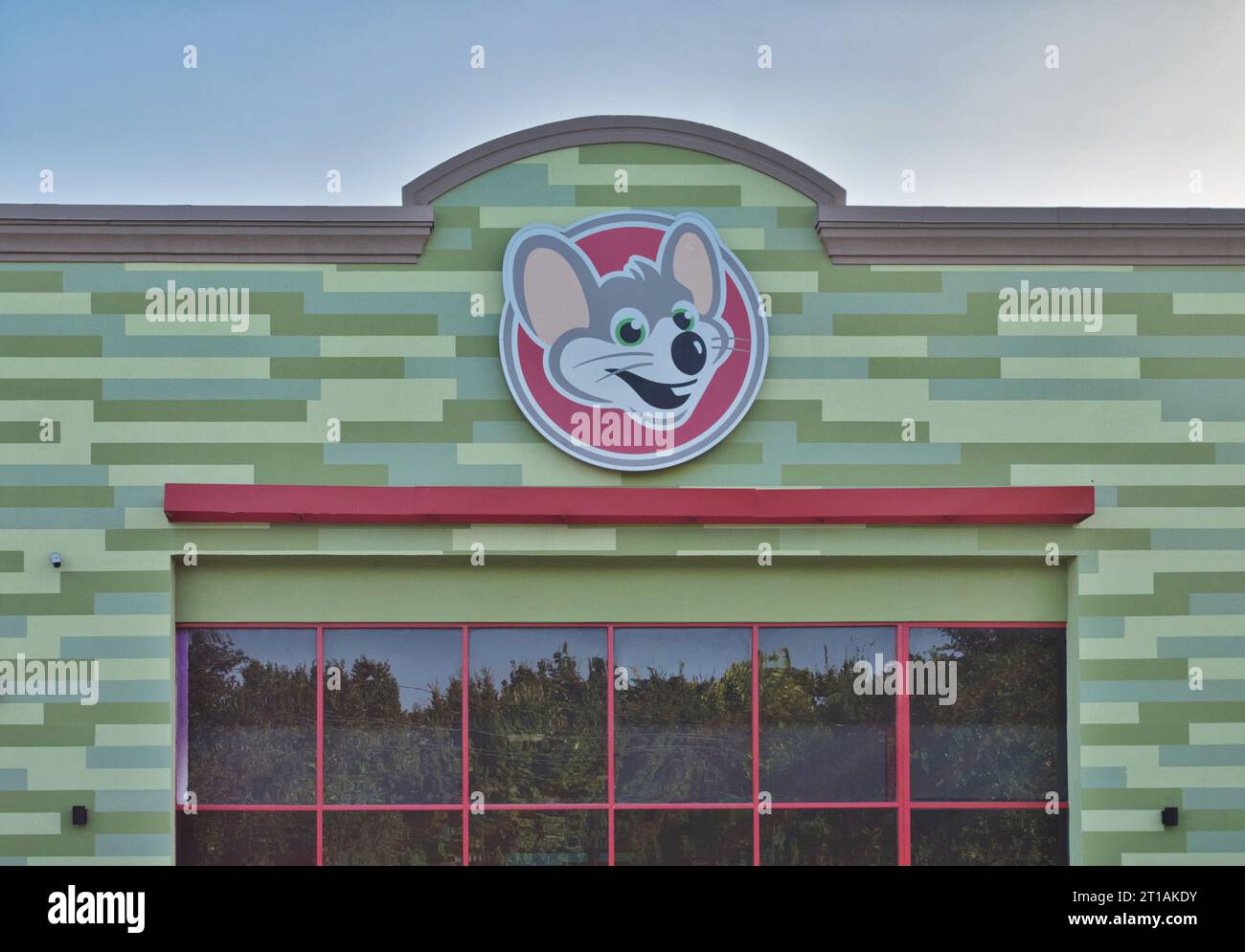 Houston, Texas USA 07-30-2023: Chuck E. Cheese Logo und Außenansicht in Houston, Texas. Amerikanisches Restaurant und Unterhaltungskette. Stockfoto