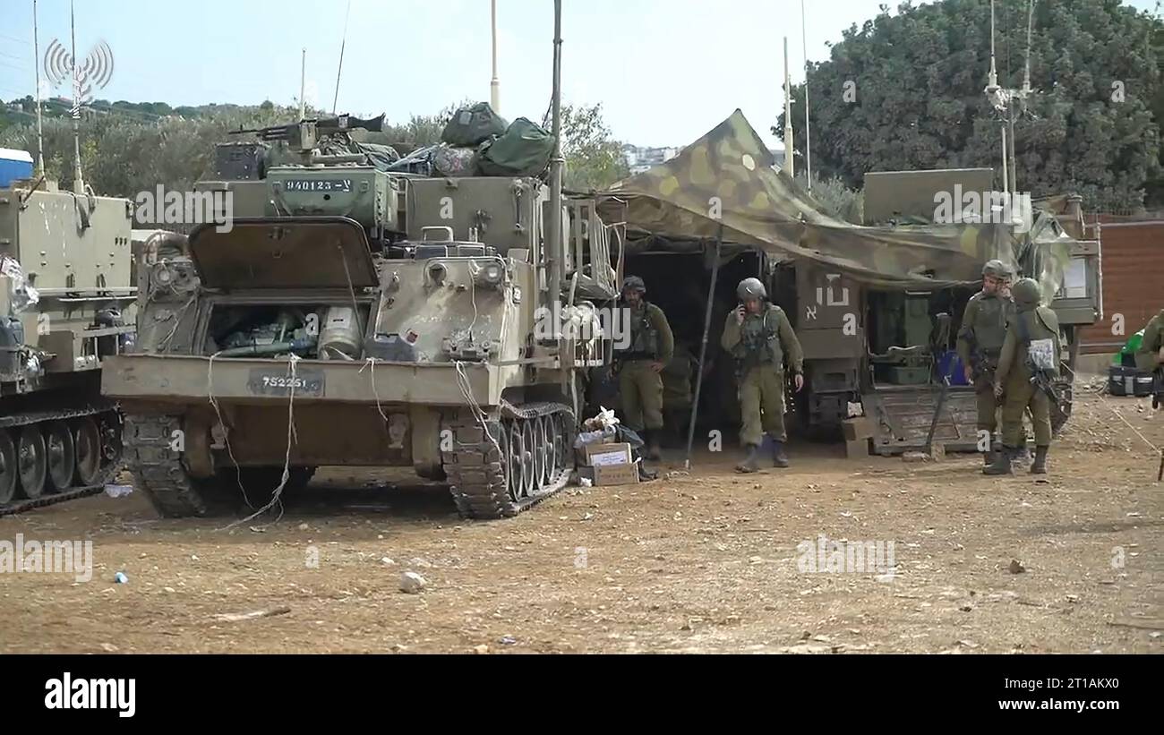Nördlich Von Israel, Israel. Oktober 2023. Ein Bild, das von der IDF am Donnerstag, dem 12. Oktober 2023 veröffentlicht wurde, zeigt israelische Truppen im nördlichen Kommandosektor, Reserveeinheiten, die in den Siedlungen nahe der Grenze zum Libanon im Norden Israels stationiert sind. Die Hisbollah und Israel im Libanon tauschten am 11. Oktober Raketenangriffe aus, wobei die Gruppe sagte, dass sie Vergeltung für den Tod von drei ihrer Mitglieder bei israelischen Angriffen verübt habe. Die grenzüberschreitenden Spannungen bestehen seit vier Tagen. Foto: IDF/ Credit: UPI/Alamy Live News Stockfoto