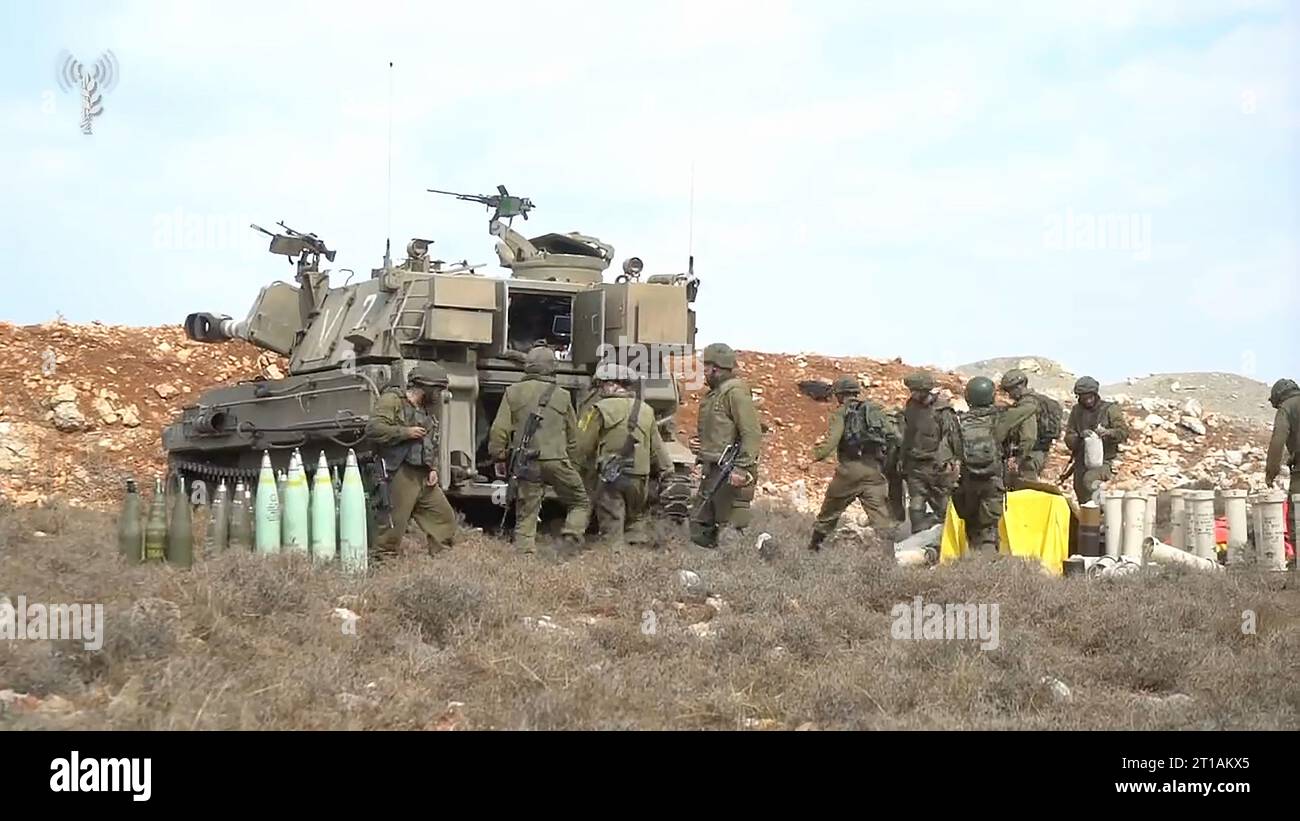 Nördlich Von Israel, Israel. Oktober 2023. Ein Bild, das von der IDF am Donnerstag, dem 12. Oktober 2023 veröffentlicht wurde, zeigt israelische Truppen im nördlichen Kommandosektor, Reserveeinheiten, die in den Siedlungen nahe der Grenze zum Libanon im Norden Israels stationiert sind. Die Hisbollah und Israel im Libanon tauschten am 11. Oktober Raketenangriffe aus, wobei die Gruppe sagte, dass sie Vergeltung für den Tod von drei ihrer Mitglieder bei israelischen Angriffen verübt habe. Die grenzüberschreitenden Spannungen bestehen seit vier Tagen. Foto: IDF/ Credit: UPI/Alamy Live News Stockfoto