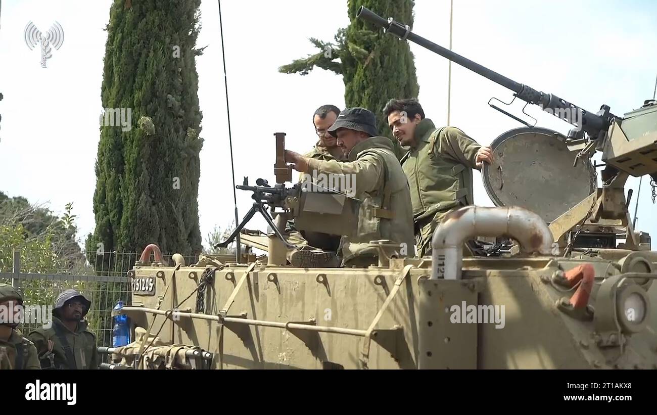 Nördlich Von Israel, Israel. Oktober 2023. Ein Bild, das von der IDF am Donnerstag, dem 12. Oktober 2023 veröffentlicht wurde, zeigt israelische Truppen im nördlichen Kommandosektor, Reserveeinheiten, die in den Siedlungen nahe der Grenze zum Libanon im Norden Israels stationiert sind. Die Hisbollah und Israel im Libanon tauschten am 11. Oktober Raketenangriffe aus, wobei die Gruppe sagte, dass sie Vergeltung für den Tod von drei ihrer Mitglieder bei israelischen Angriffen verübt habe. Die grenzüberschreitenden Spannungen bestehen seit vier Tagen. Foto: IDF/ Credit: UPI/Alamy Live News Stockfoto