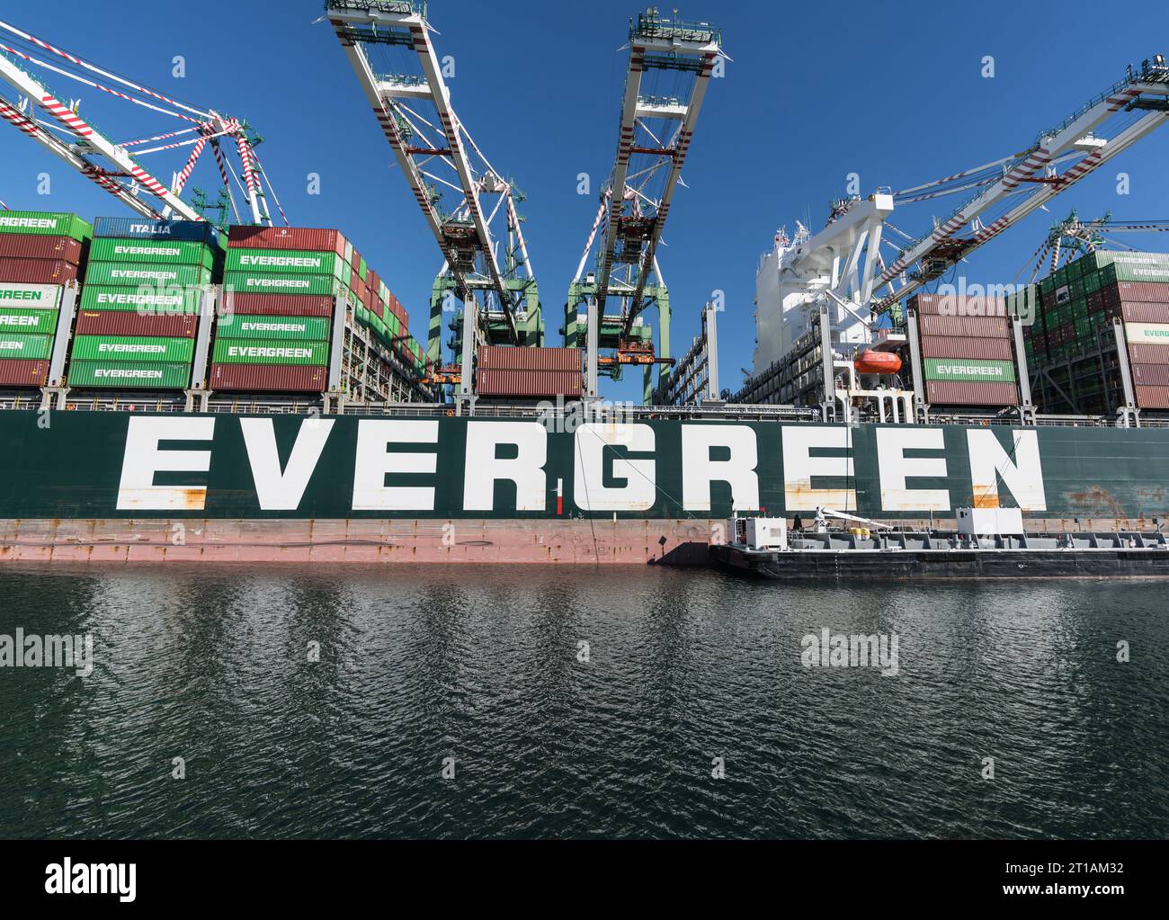 Los Angeles, Kalifornien, USA - 4. Oktober 2023: Blick auf Evergreen Frachtschiff und Hafenkrane im Hafen von Los Angeles in Südkalifornien. Stockfoto