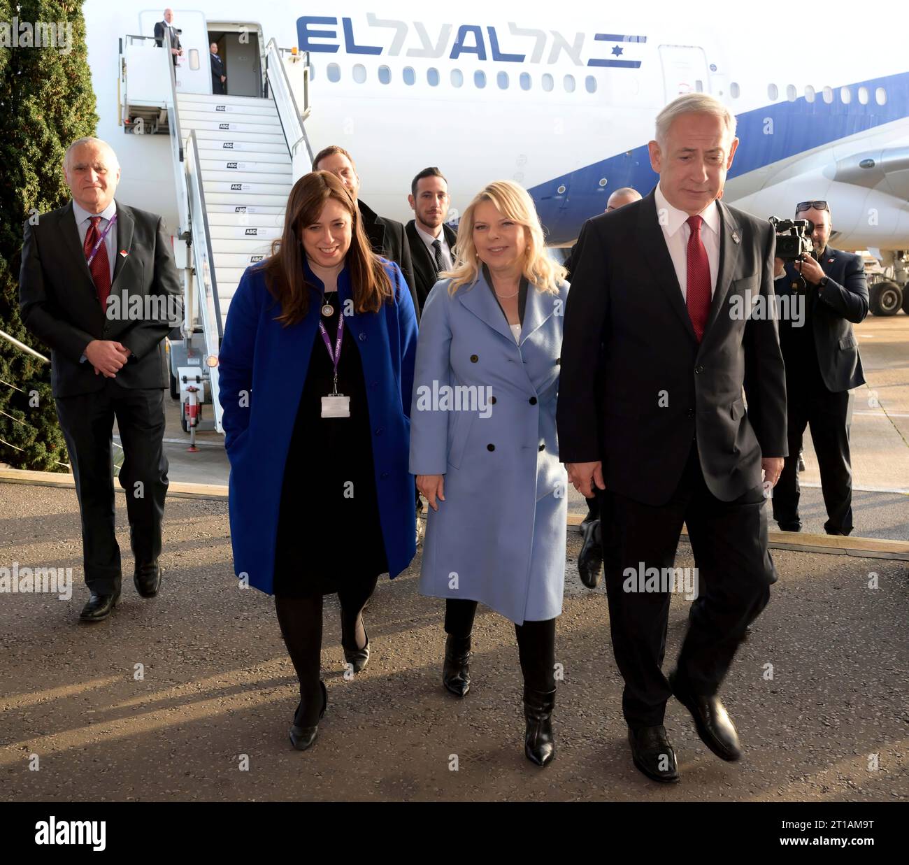 ביקור ראש הממשלה בנימין נתניהו ורעייתו הגברת שרה נתניהו בלונדון, בריטניה. בצילום ראש הממשלה ורעייתו בעת הנחיתה בשדה התעופה בלונדון Besuch von Premierminister Benjamin Netanyahu und seiner Frau Sara Netanyahu in London, Vereinigtes Königreich. Auf Foto Premierminister und seine Frau bei ihrer Landung auf dem Flughafen in London Stockfoto