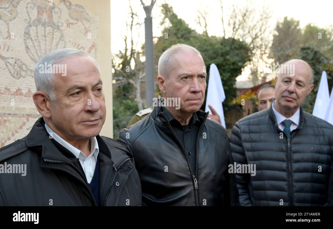 ראש הממשלה בנימין נתניהו, שר הביטחון יואב גלנט וראש המל'ל צחי הנגבי במהלך סיור בפיקוד צפון, צפת. Premierminister Benjamin Netanjahu, Verteidigungsminister Yoav Galant und Leiter des Nationalen Sicherheitsrates Tzachi Hanegbi während eines Besuchs beim Nordkommando Safed. Stockfoto