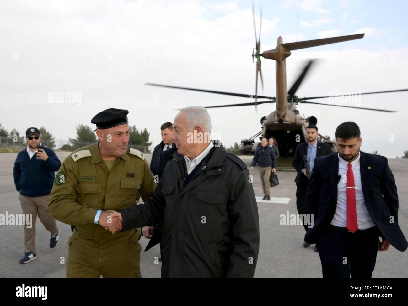 ראש הממשלה בנימין נתניהו במהלך סיור בפיקוד צפון, צפת. בתמונה: ראש הממשלה בנימין נתניהו ומפקד פיקוד צפון אלוף אורי גורדין לוחצים ידים. Premierminister Benjamin Netanjahu während eines Besuchs beim Nordkommando Safed. Auf dem Foto: Premierminister Benjamin Netanjahu und Kommandeur des Nördlichen Kommandos, Generalmajor Ori Gordin, die Hand schütteln. Stockfoto