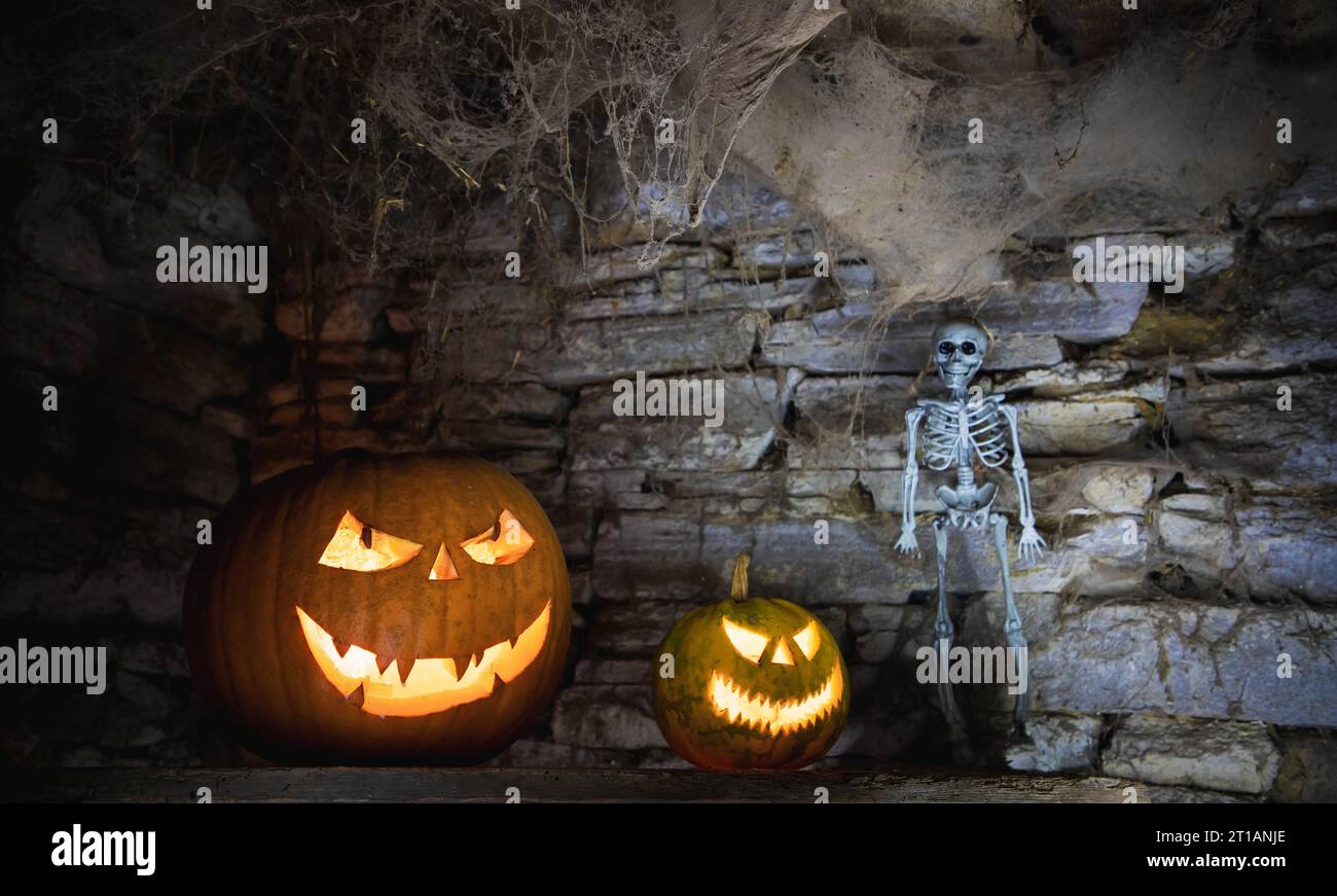 Gruseliger Halloween-Hintergrund mit Jack'o'Laternen und Skelett Stockfoto