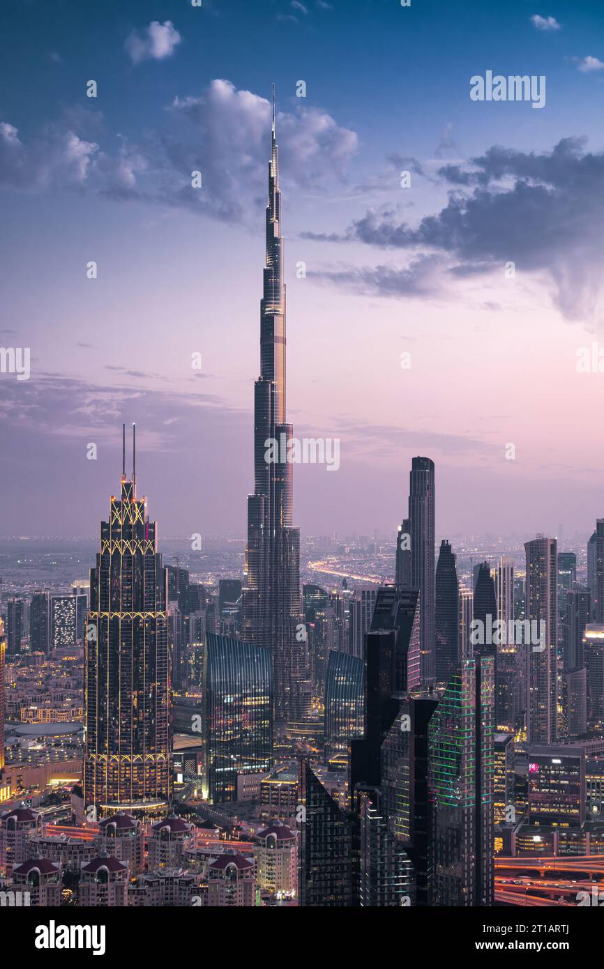 Futuristische Skyline von Dubai mit dem berühmten Burj Khalifa in der Abenddämmerung, Vereinigte Arabische Emirate (VAE). Stockfoto