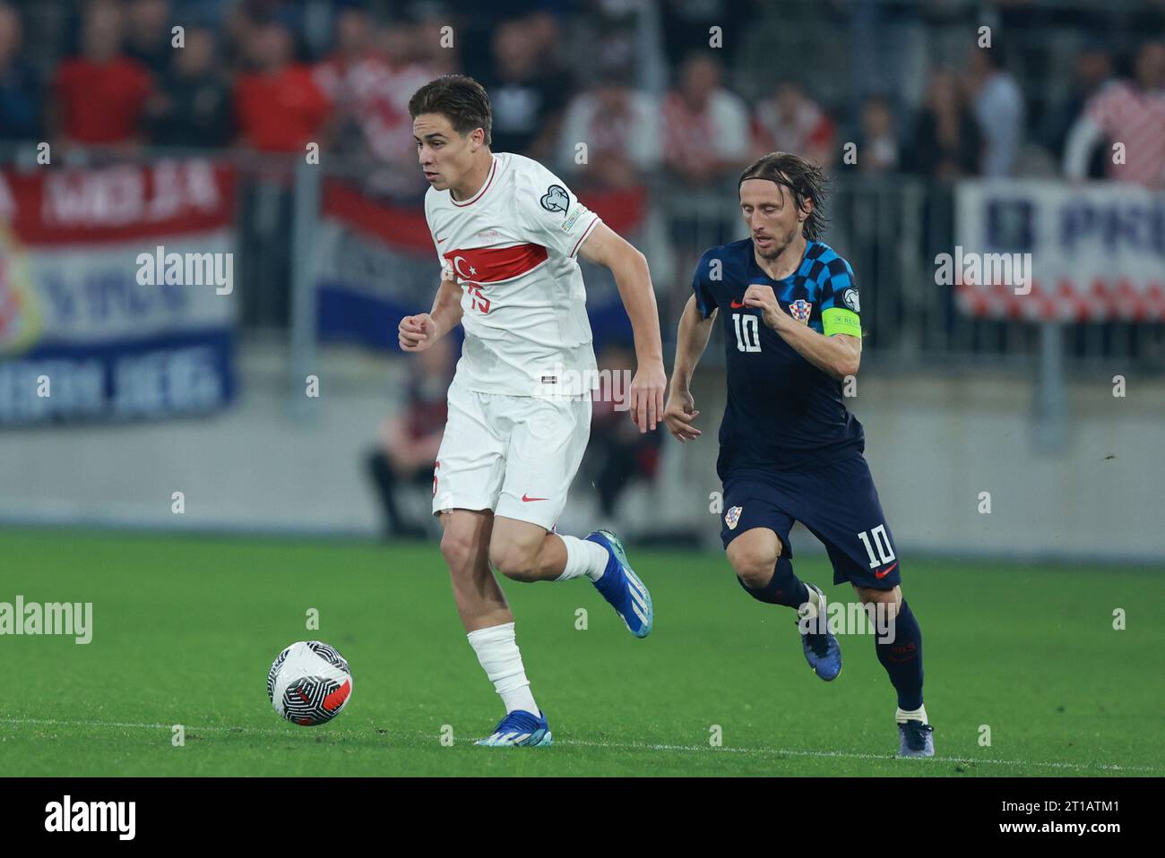 Osijek, Kroatien. Oktober 2023. OSIJEK, KROATIEN - 12. OKTOBER: Kenan Yildiz aus Turkiye und Luka Modric aus Kroatien im Rahmen des Qualifikationsspiels zur UEFA EURO 2024 zwischen Kroatien und Türkiye in der Opus Arena am 12. Oktober 2023 in Osijek, Kroatien. Foto: Igor Kralj/PIXSELL Credit: Pixsell/Alamy Live News Stockfoto