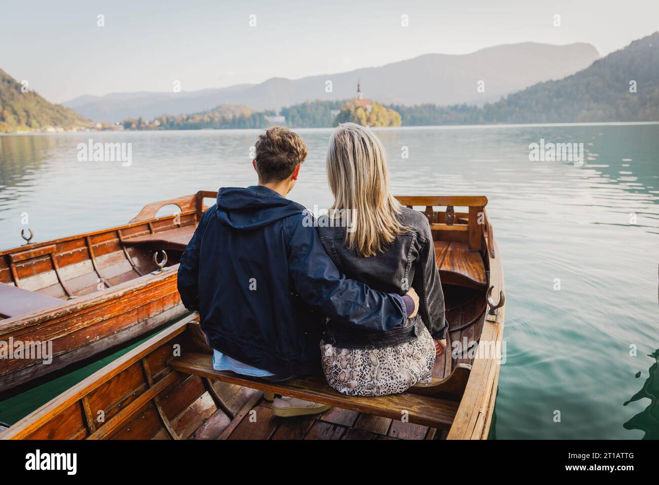 Ein paar Liebhaber sitzen auf einem Boot und haben einen leidenschaftlichen Moment der Liebe. Stockfoto