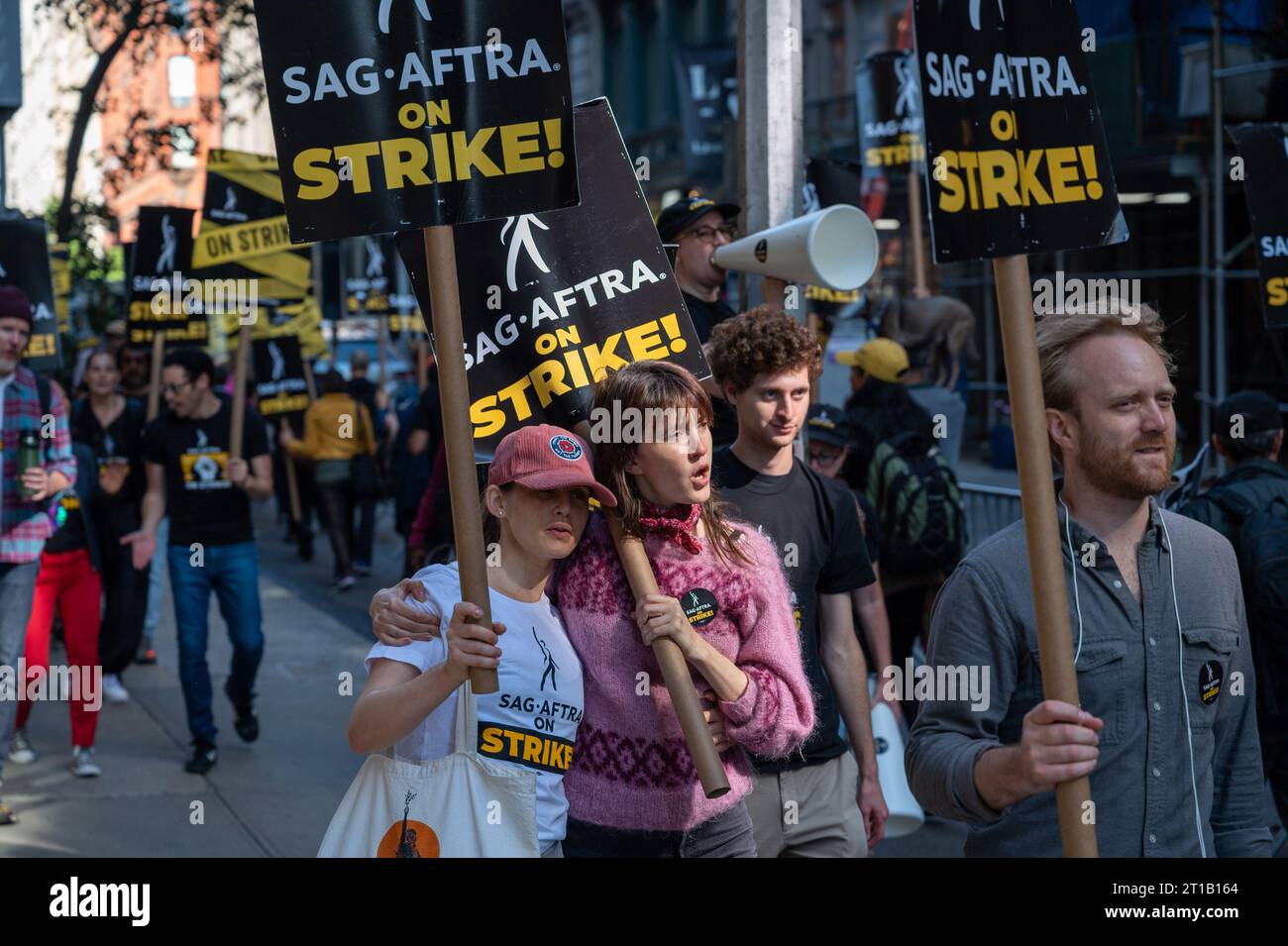 New York, USA. Oktober 2023. Mitglieder der sag-AFTRA union, die Schauspieler und andere Künstler vertritt, treffen sich mit Unterstützern, um vor den Büros von Warner Bros. Zu streiten Discovery und Netflix als Teil eines andauernden Arbeitsstreiks in New York, NY am 12. Oktober 2023. Der Streik geht weiter, nachdem die Verhandlungen der union mit Filmstudios und Streaming-Diensten, die gemeinsam verhandelt wurden, da die Allianz der Film- und Fernsehproduzenten (AMPTP) gestern bei den Treffen keine Ergebnisse erzielt hat, fortgesetzt wurden. (Foto: Matthew Rodier/SIPA USA) Credit: SIPA USA/Alamy Live News Stockfoto