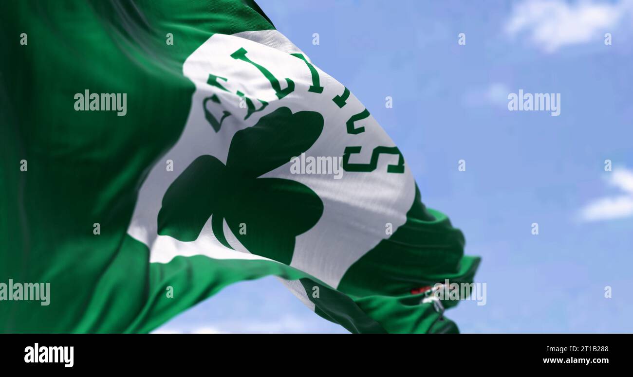 Boston, USA, 10. September 2023: Celtics Boston winkt an einem klaren Tag im Wind. Amerikanisches Basketballteam, Eastern Conference Atlantic Divisio Stockfoto