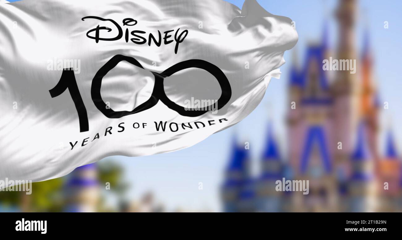 Orland, USA, 10. Oktober 2023: Feierliche Flagge zum 100. Jahrestag der Walt Disney Company, die im Wind winkt. Illustrative redaktionelle 3D-Illus Stockfoto