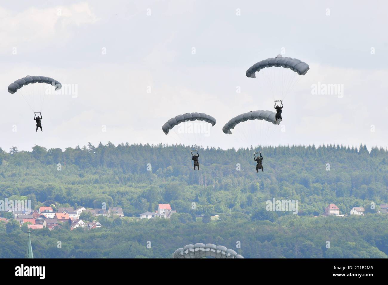 Fallschirmspringer im Formationsflug beim Tag der Bundeswehr Spotterday zum Tag der Bundeswehr TdBW in Bückeburg 2023 an diesem Tag wurden interessierte Fotografen zum sogenannten Spotterday eingeladen. Dieser fand in Vorbereitung zum jährlich ausgerichteten Tag der Bundeswehr am Internationalen Hubschrauber Ausbildungszentrum statt. Bückeburg Niedersachsen Deutschland *** Fallschirmspringer im Formationsflug am Tag der Bundeswehr Spotterday am Tag der Bundeswehr TdBW in Bückeburg 2023 an diesem Tag wurden interessierte Fotografen zum sogenannten Spotterday dieses t eingeladen Stockfoto