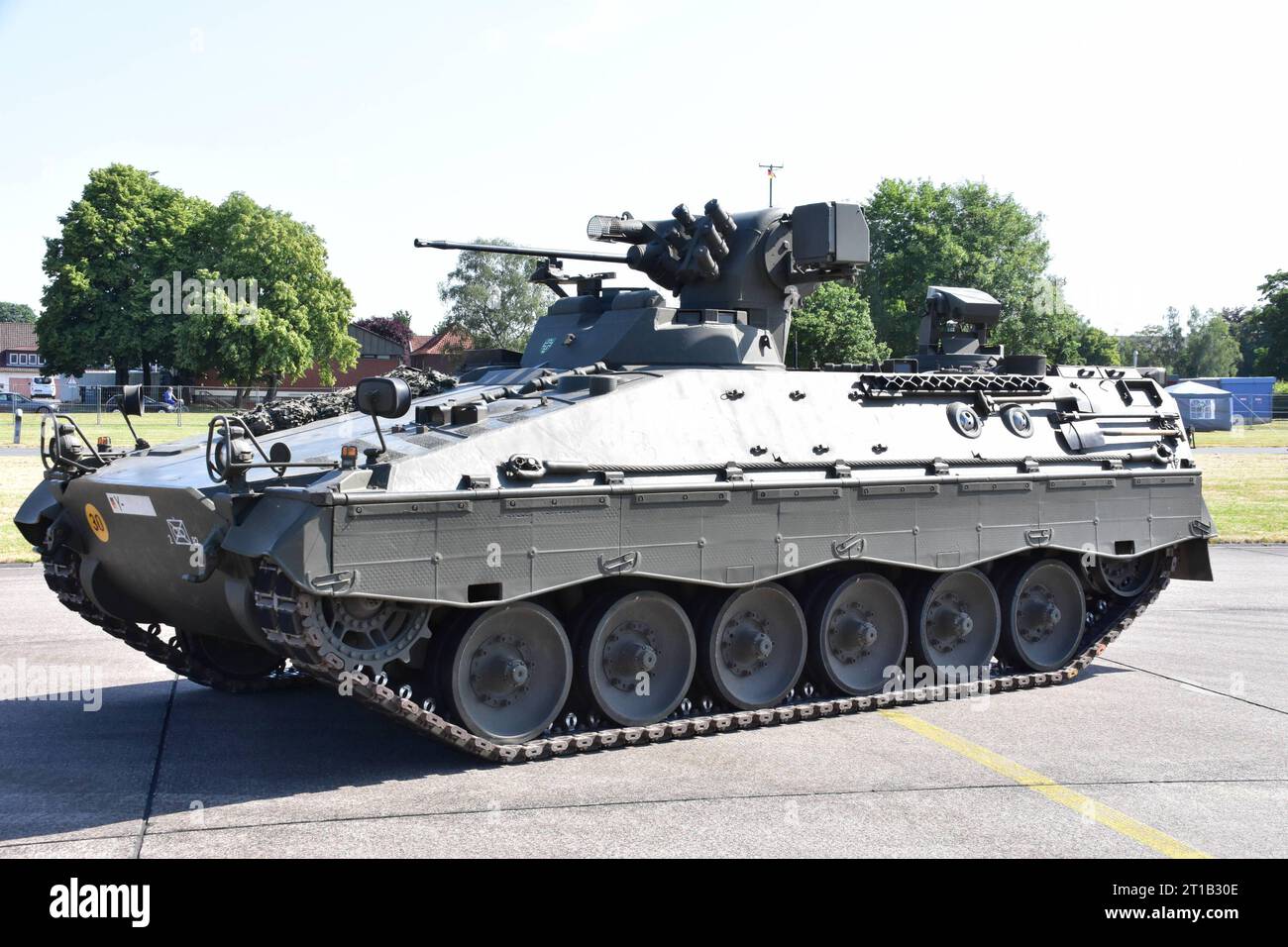 Schützenpanzer Marder beim Tag der Bundeswehr Dieser Schützenpanzer Marder stellt die erste, bei der Bundeswehr eingesetzte Ausführung dar. Im Laufe der Jahre wurde er immer mehr verändert und den aktuellen Bedürfnisse angepasst. Spotterday zum Tag der Bundeswehr TdBW in Bückeburg 2023 an diesem Tag wurden interessierte Fotografen zum sogenannten Spotterday eingeladen. Dieser fand in Vorbereitung zum jährlich ausgerichteten Tag der Bundeswehr am Internationalen Hubschrauber Ausbildungszentrum statt. Bückeburg Niedersachsen Deutschland *** Marder Infanterie-Kampffahrzeug zum Tag der Deutschen Stockfoto