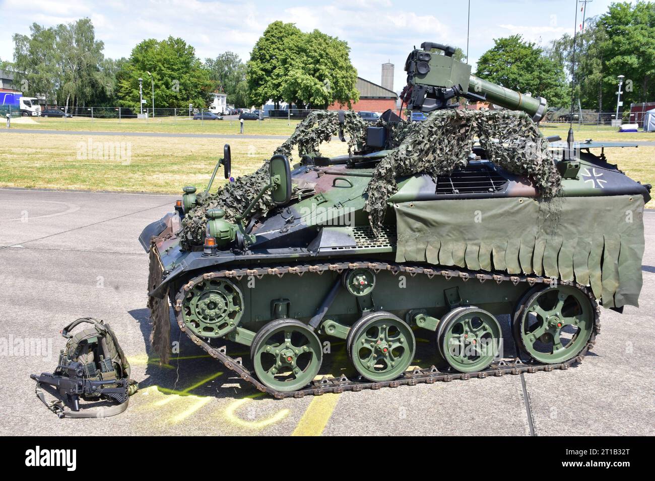 Waffenträger Wiesel mit MELLS beim Tag der Bundeswehr der Waffenträger Wiesel in seiner neuesten Ausführung mit dem Panzerabwehrlenkflugkörper MELLS. Er ist luftverlastbar und wird bei den Fallschirmjägern eingesetzt. Spotterday zum Tag der Bundeswehr TdBW in Bückeburg 2023 an diesem Tag wurden interessierte Fotografen zum sogenannten Spotterday eingeladen. Dieser fand in Vorbereitung zum jährlich ausgerichteten Tag der Bundeswehr am Internationalen Hubschrauber Ausbildungszentrum statt. Bückeburg Niedersachsen Deutschland *** Waffenträger Wiesel mit MELLS am Bundeswehrtag die Waffe Carri Stockfoto