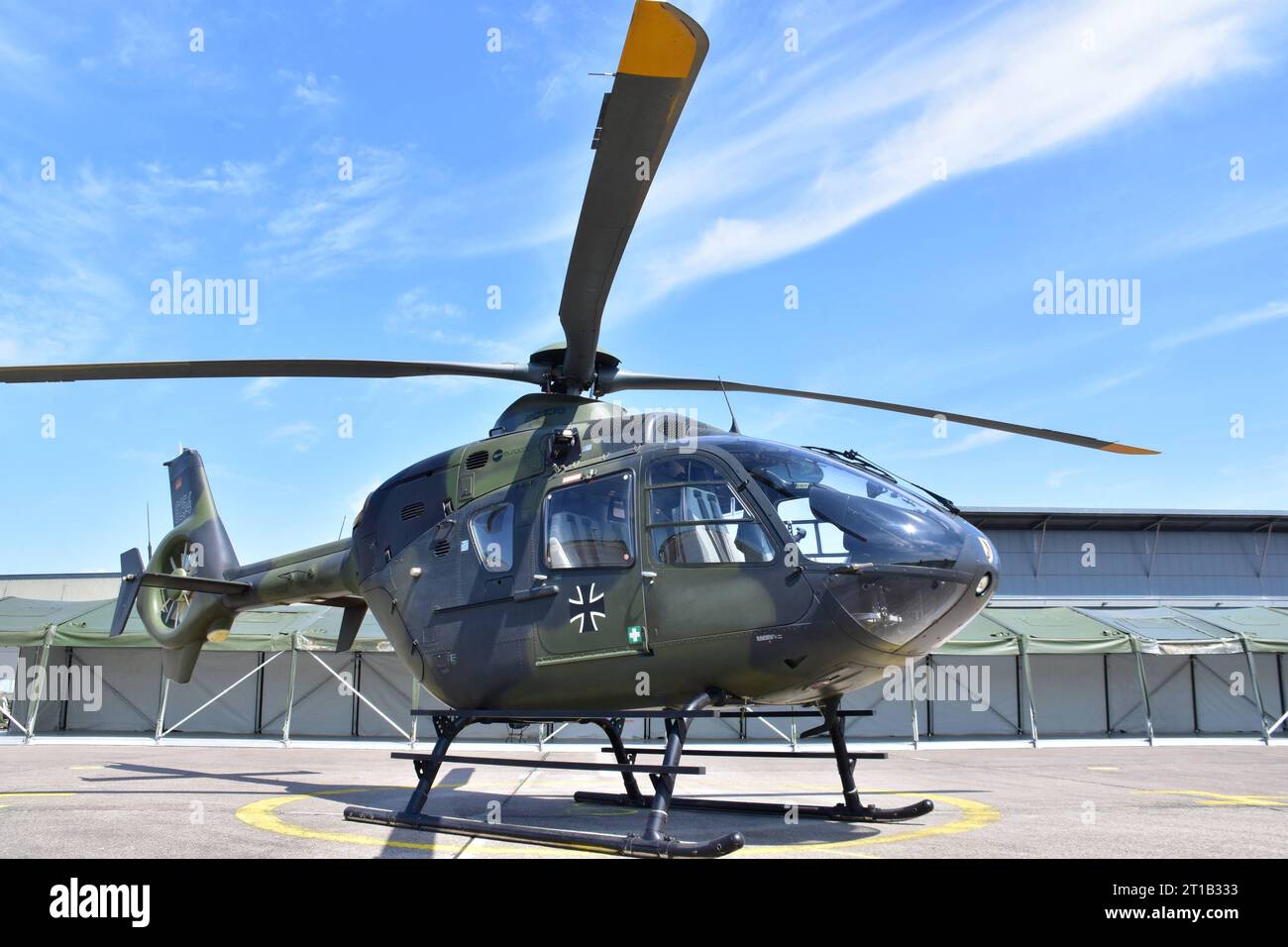 Schulungshubschrauber EC 135 beim Tag der Bundeswehr der leichte, von Eurocopter gebaute EC 135 wird in der Bundeswehr als Schulungshubschrauber zum Pilotentraining eingesetzt. Spotterday zum Tag der Bundeswehr TdBW in Bückeburg 2023 an diesem Tag wurden interessierte Fotografen zum sogenannten Spotterday eingeladen. Dieser fand in Vorbereitung zum jährlich ausgerichteten Tag der Bundeswehr am Internationalen Hubschrauber Ausbildungszentrum statt. Bückeburg Niedersachsen Deutschland *** EC 135 Trainingshubschrauber zum Bundeswehrtag der leichte EC 135 von Eurocopter wird in der Bundesw eingesetzt Stockfoto