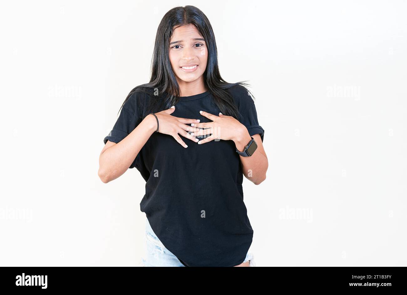 Ein Mädchen mit einem abgestoßenen Gesicht isoliert. Lateinisches Mädchen mit Ekel isoliert. Menschen mit angeekeltem Gesicht auf isoliertem Hintergrund Stockfoto