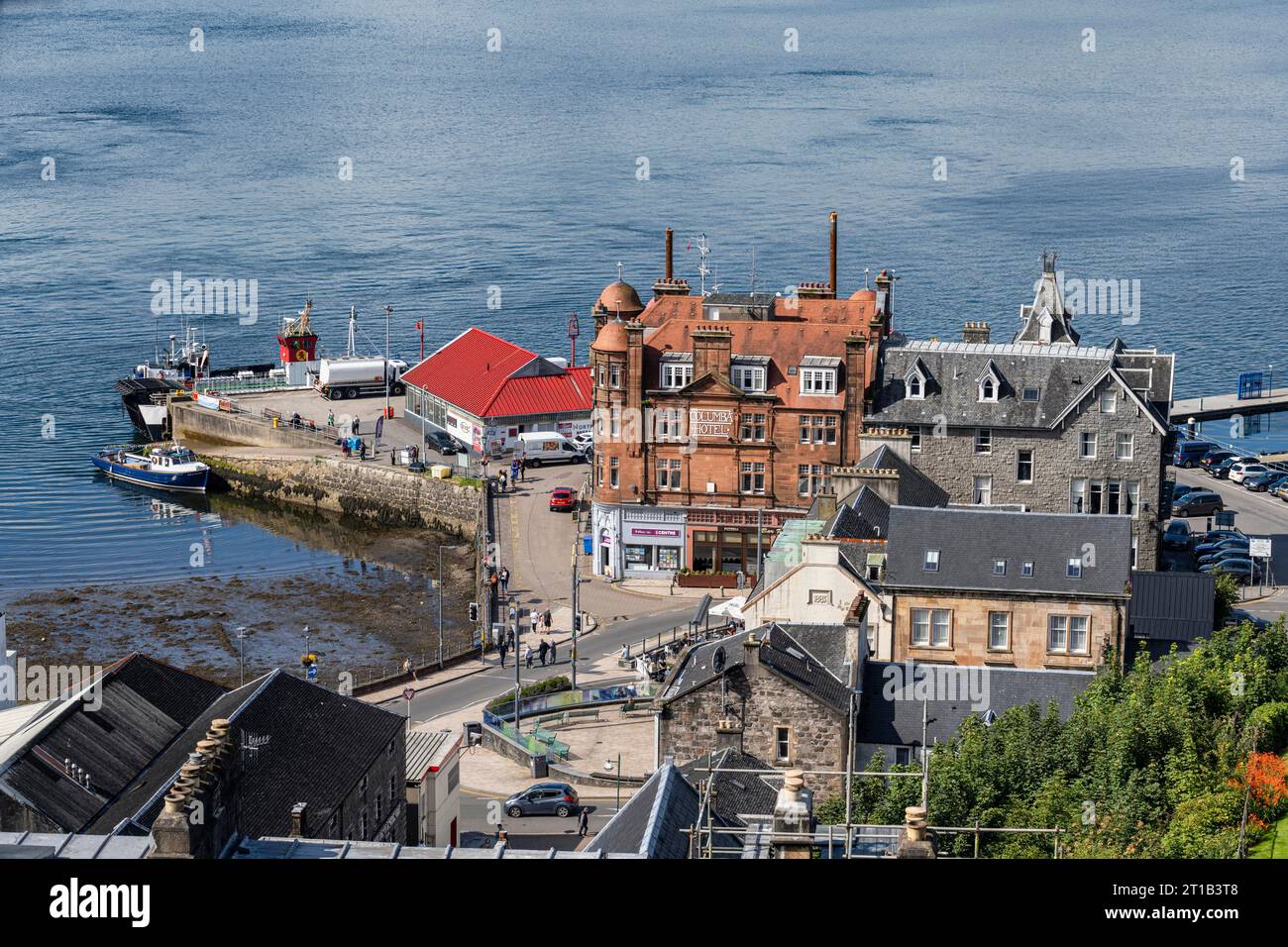 Blick auf den Hafenbereich der Stadt Oban mit dem Columba Hotel und dem Touristenzentrum Argyll und Bute, Schottland, Großbritannien Stockfoto