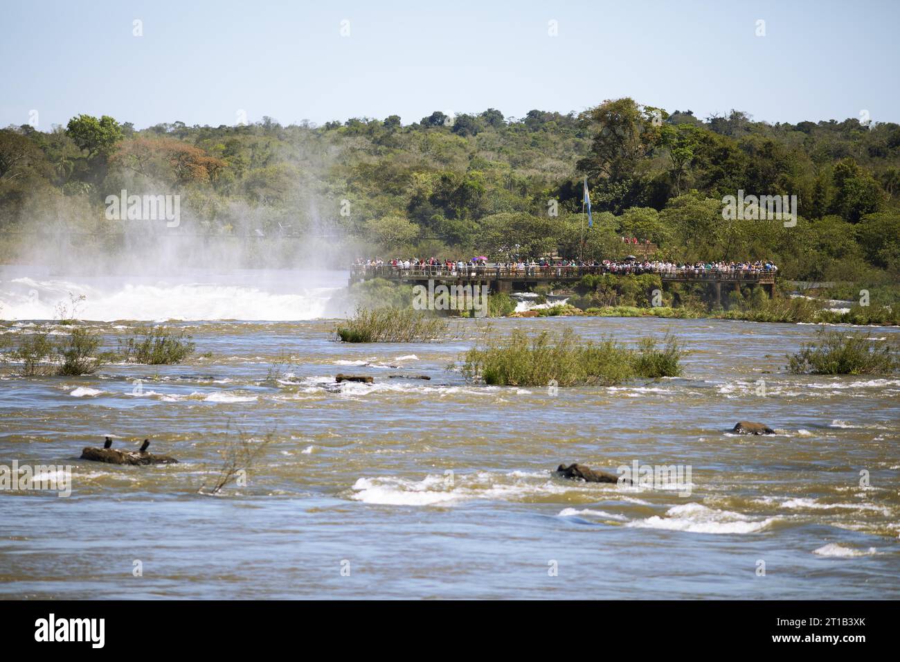 Argentinische Aussichtsplattform am Rio Iguacu oder Iguazu River, Iguazu Falls oder Cataratas do Iguacu, Parana State, Brasilien Stockfoto