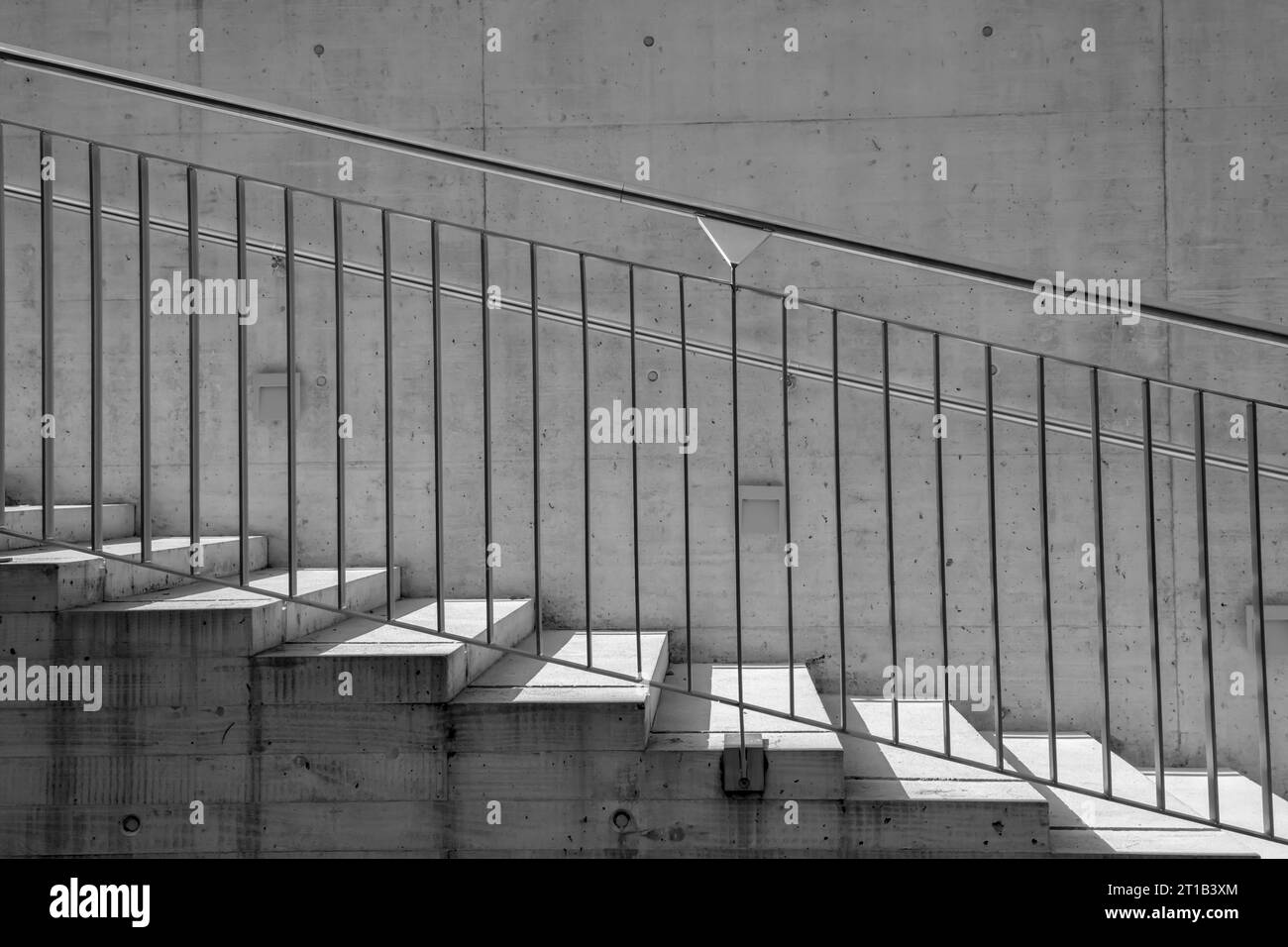 Modernes Treppenhaus und Geländer aus Beton und Metall mit Sonnenlicht in Lugano, Tessin, Schweiz Stockfoto