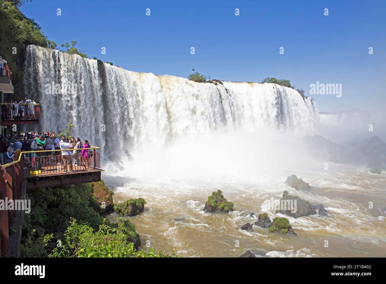Aussichtsplattformen am Devil's Gulch oder Garganta do Diabo, Iguazu Wasserfällen oder Cataratas do Iguacu, Parana State, Brasilien Stockfoto