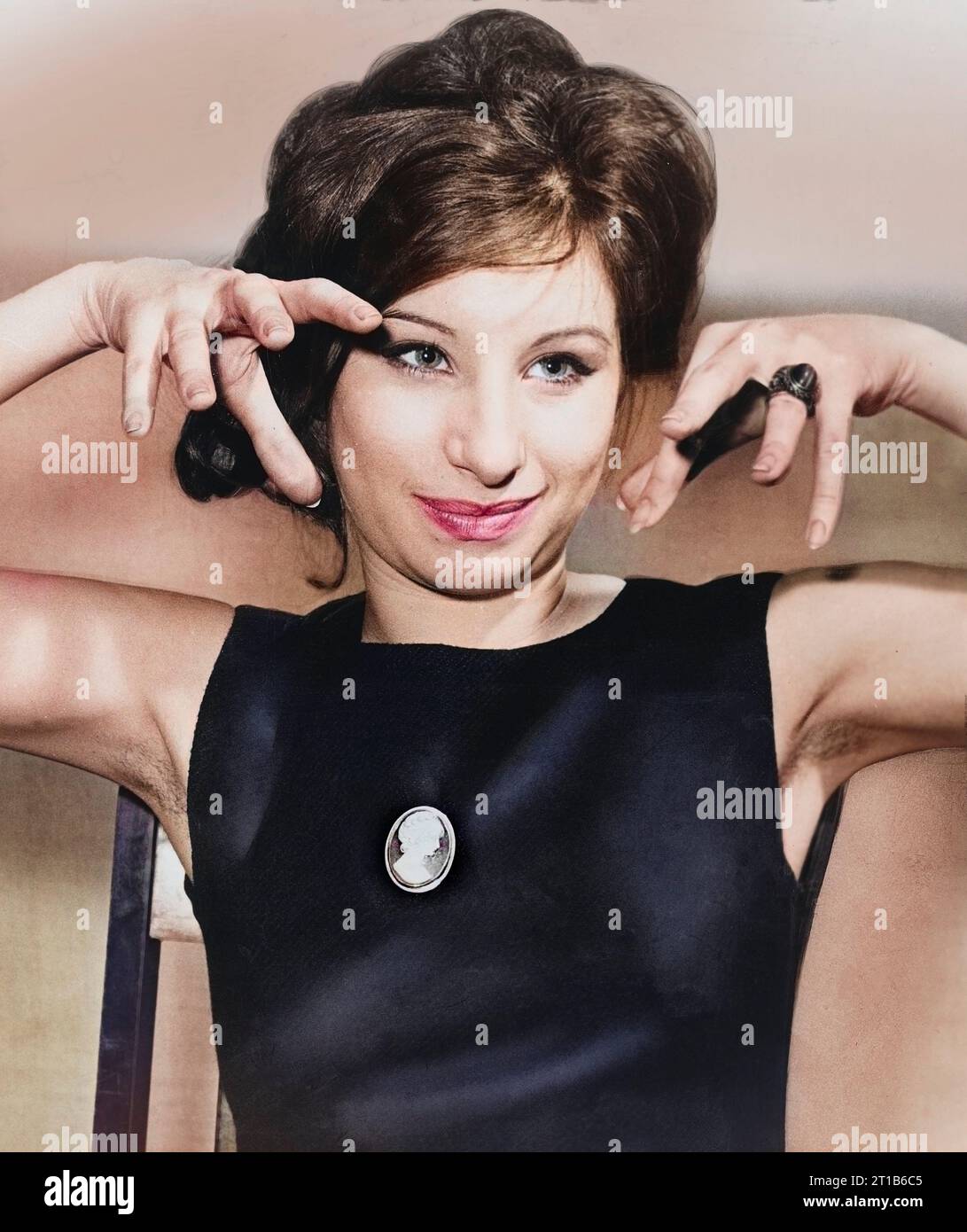 Barbra Streisand, US-amerikanische Sängerin und Schauspielerin, Porträt in halber Länge, Al Ravenna, New York World-Telegram und The Sun Newspaper Photograph Collection, 1962 Stockfoto